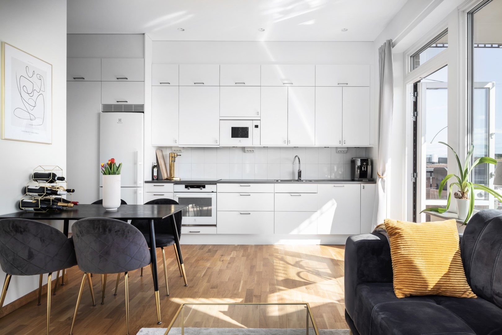 Lägenheten andas rymd med hela tre meter i tak