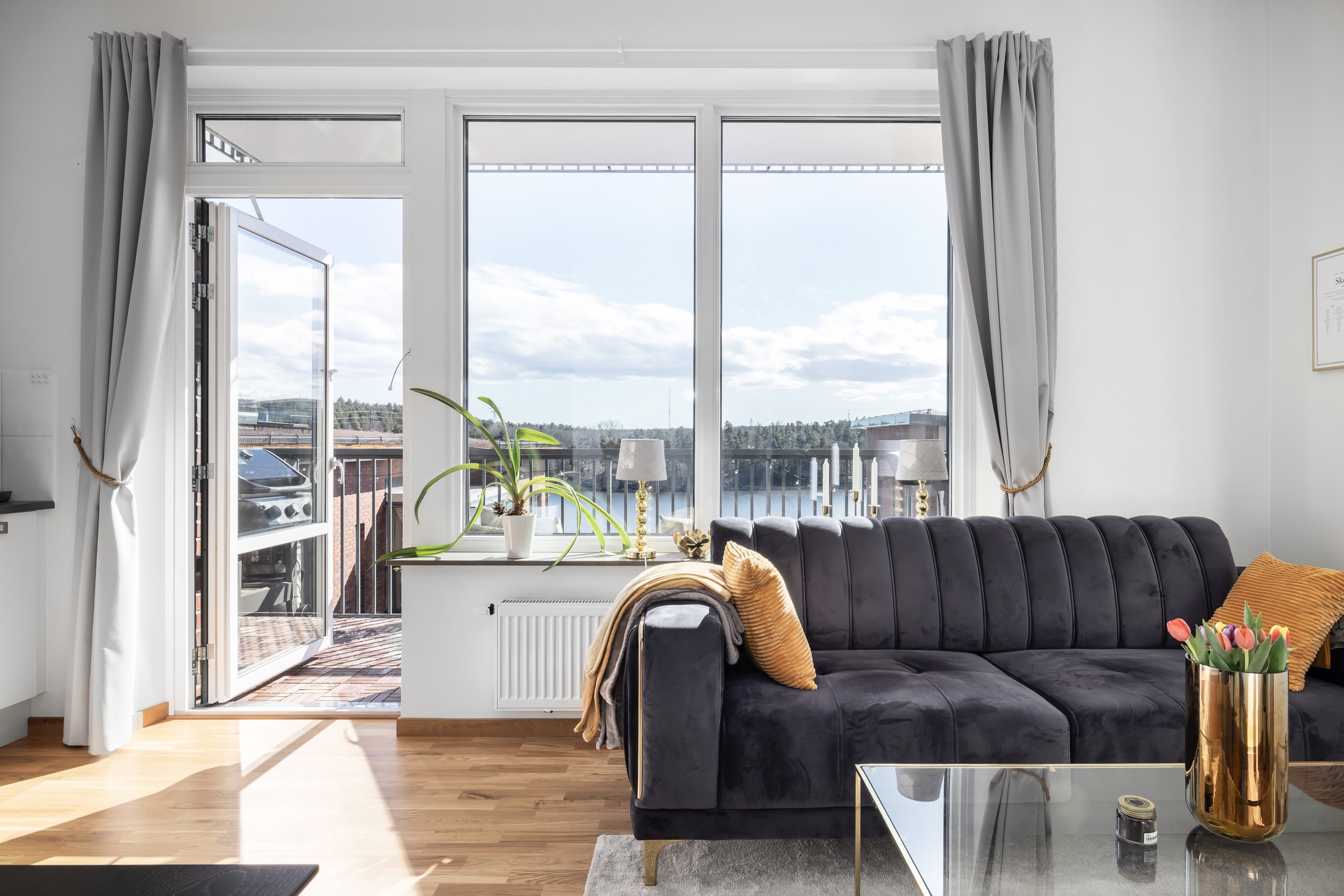 Högt fritt läge med vy över taken mot Lännerstasundet i söder