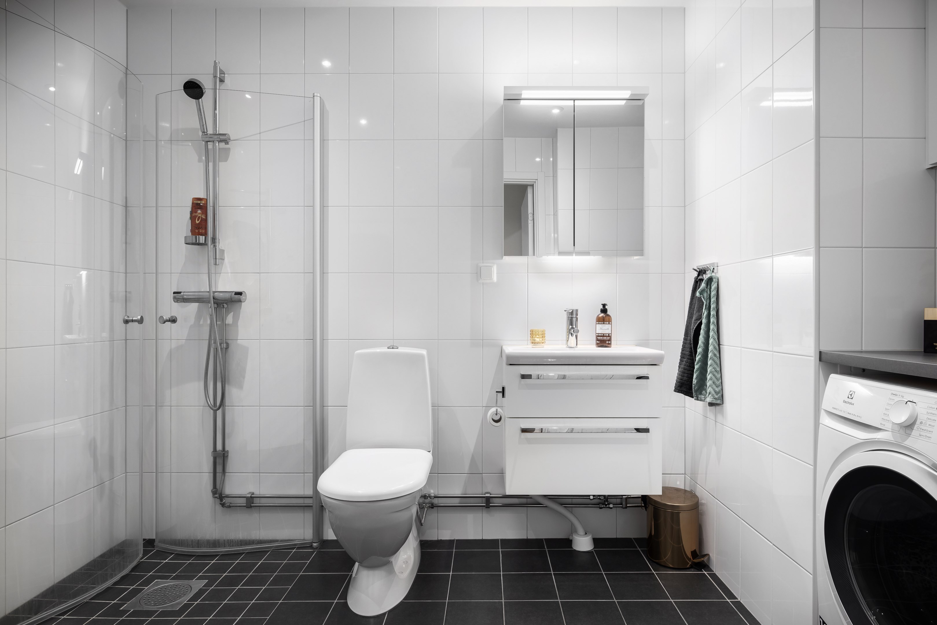 Rymligt badrum med ytor för klädvård