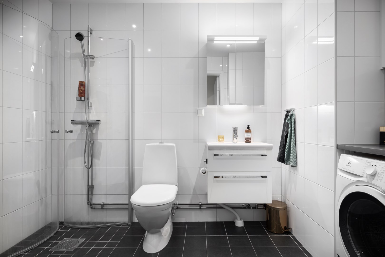 Rymligt badrum med ytor för klädvård