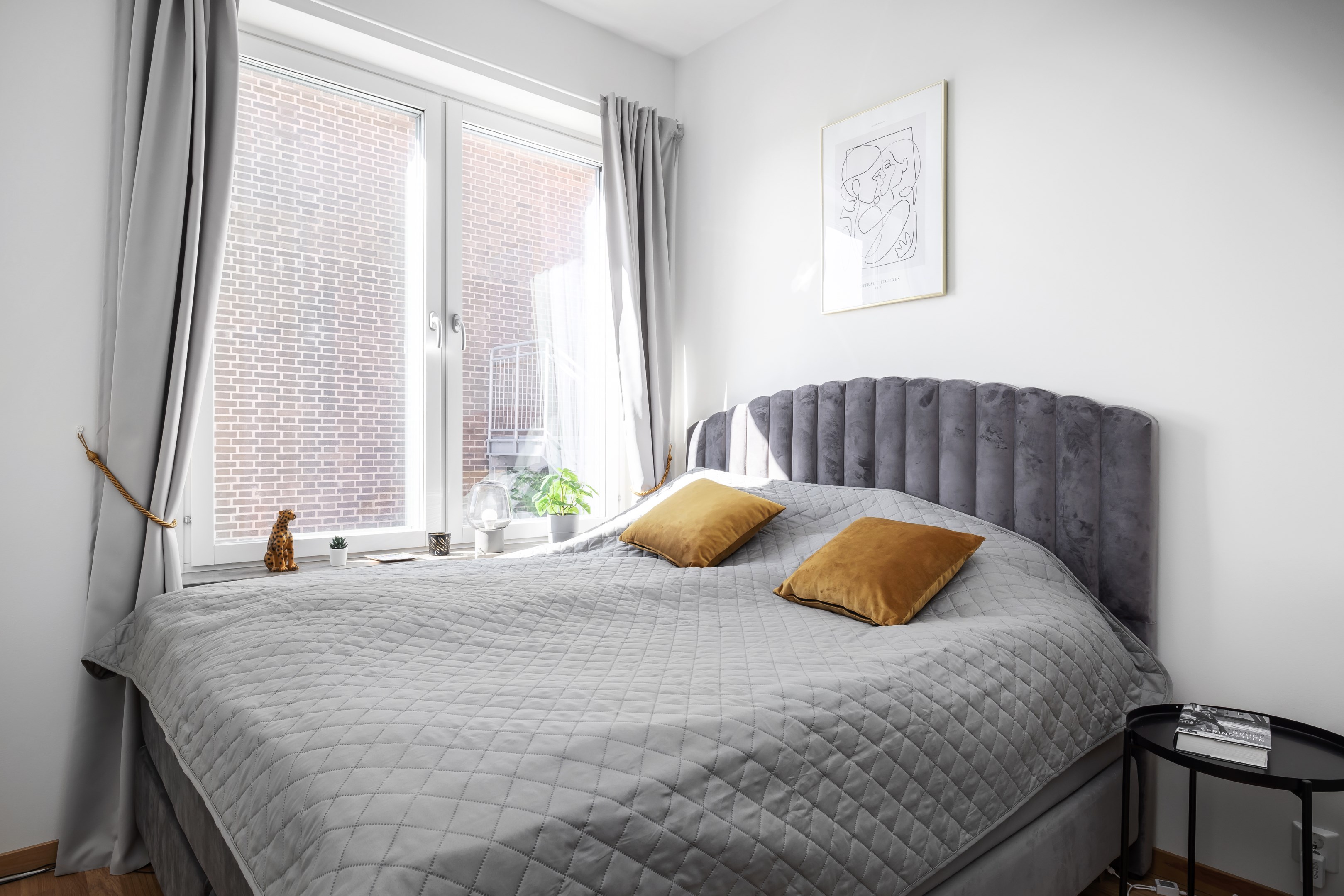 Sovrum med plats för dubbelsäng - klädförvaring i garderober