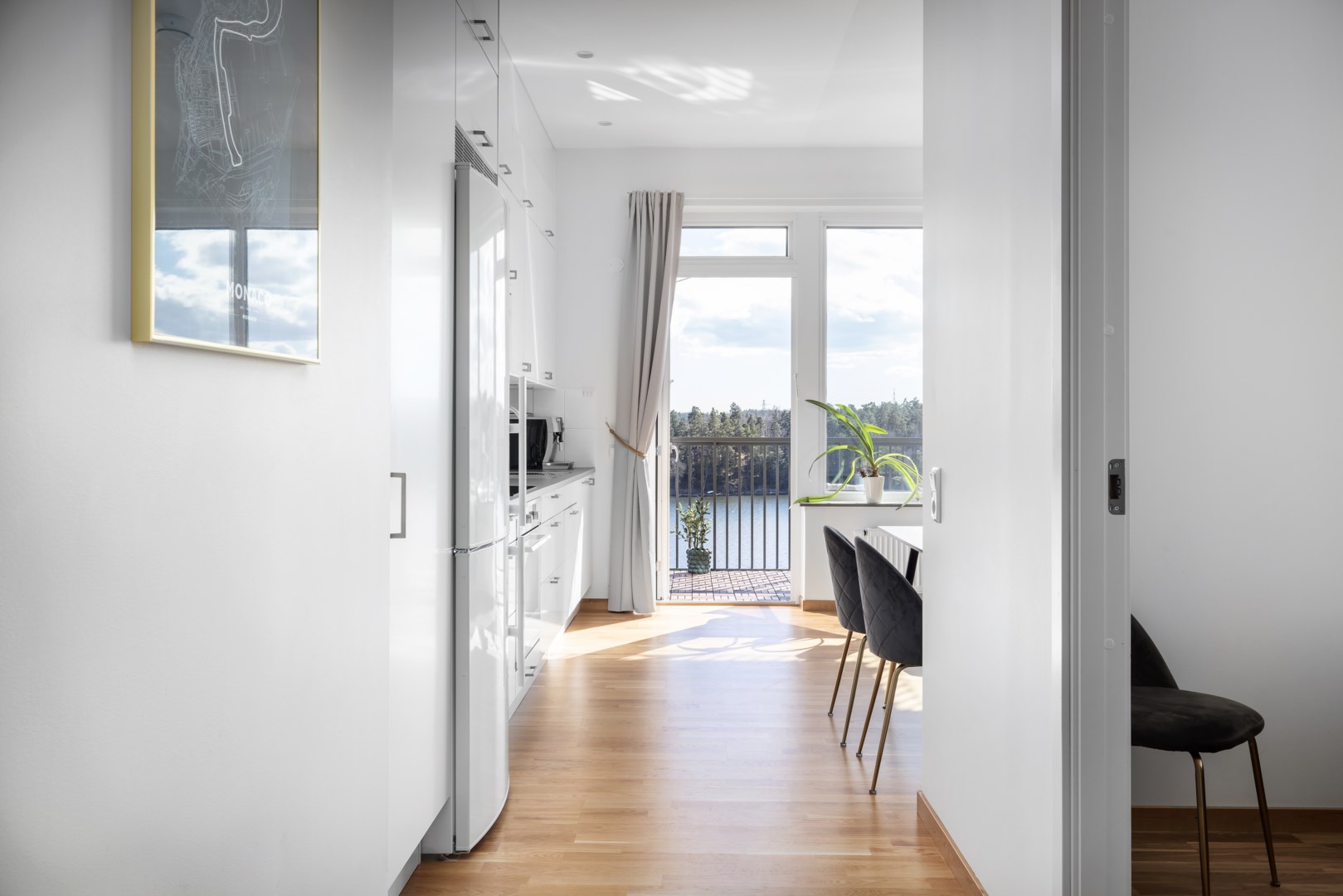 Till höger nås lägenhetens sovrum