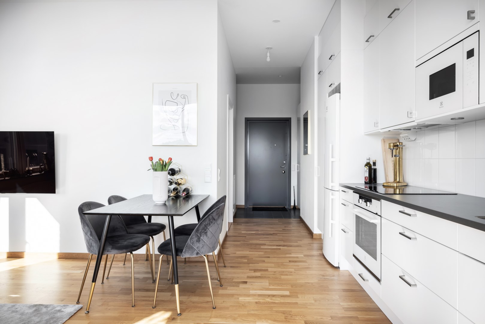 Entréhall med praktiskt klinker direkt innanför ytterdörren - därtill förvaring i garderober