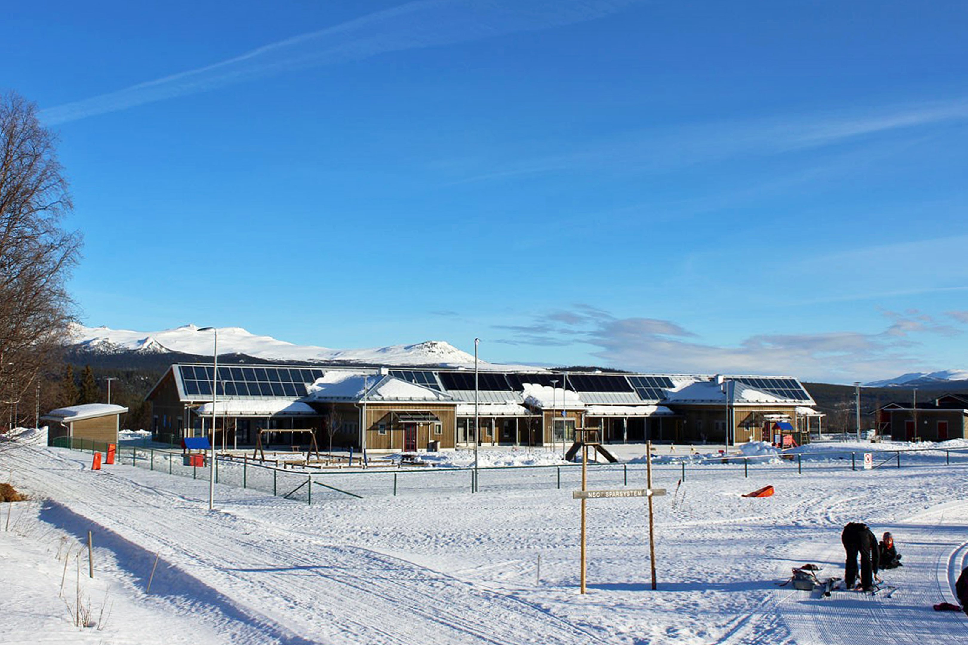 Förskolan på tomten bredvid. Anåfjällen i bakgrunden.