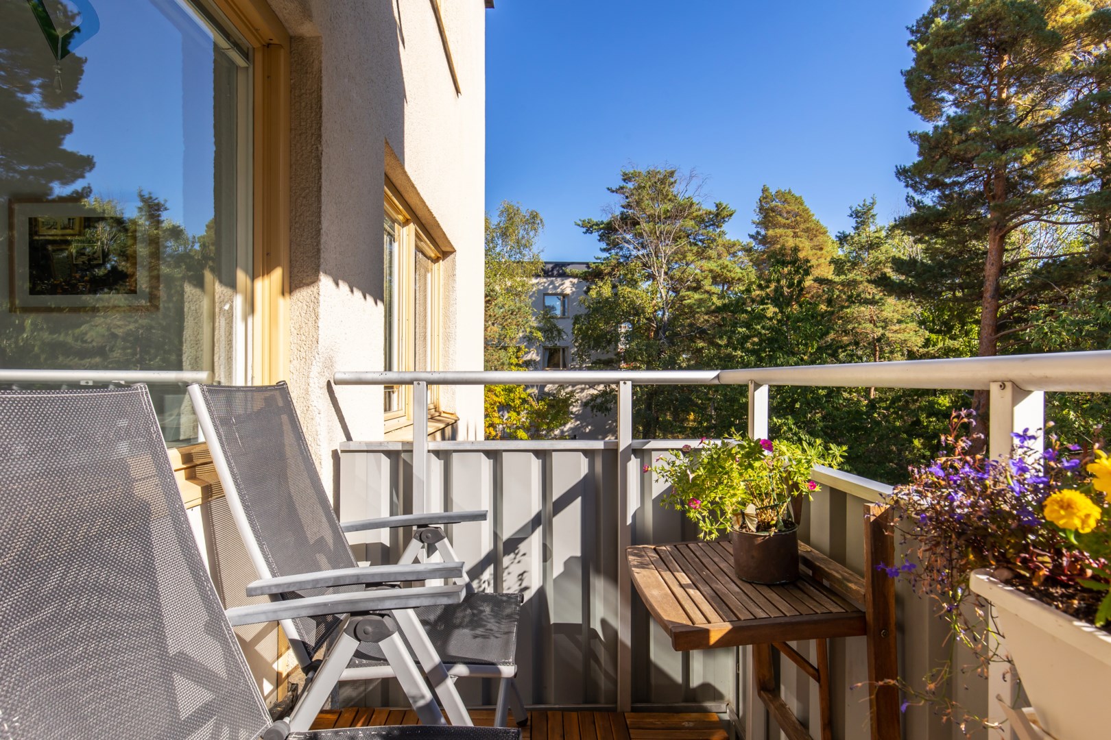 Bostadsbild från Ullerudsbacken 65, Såld i Farsta, Stockholm