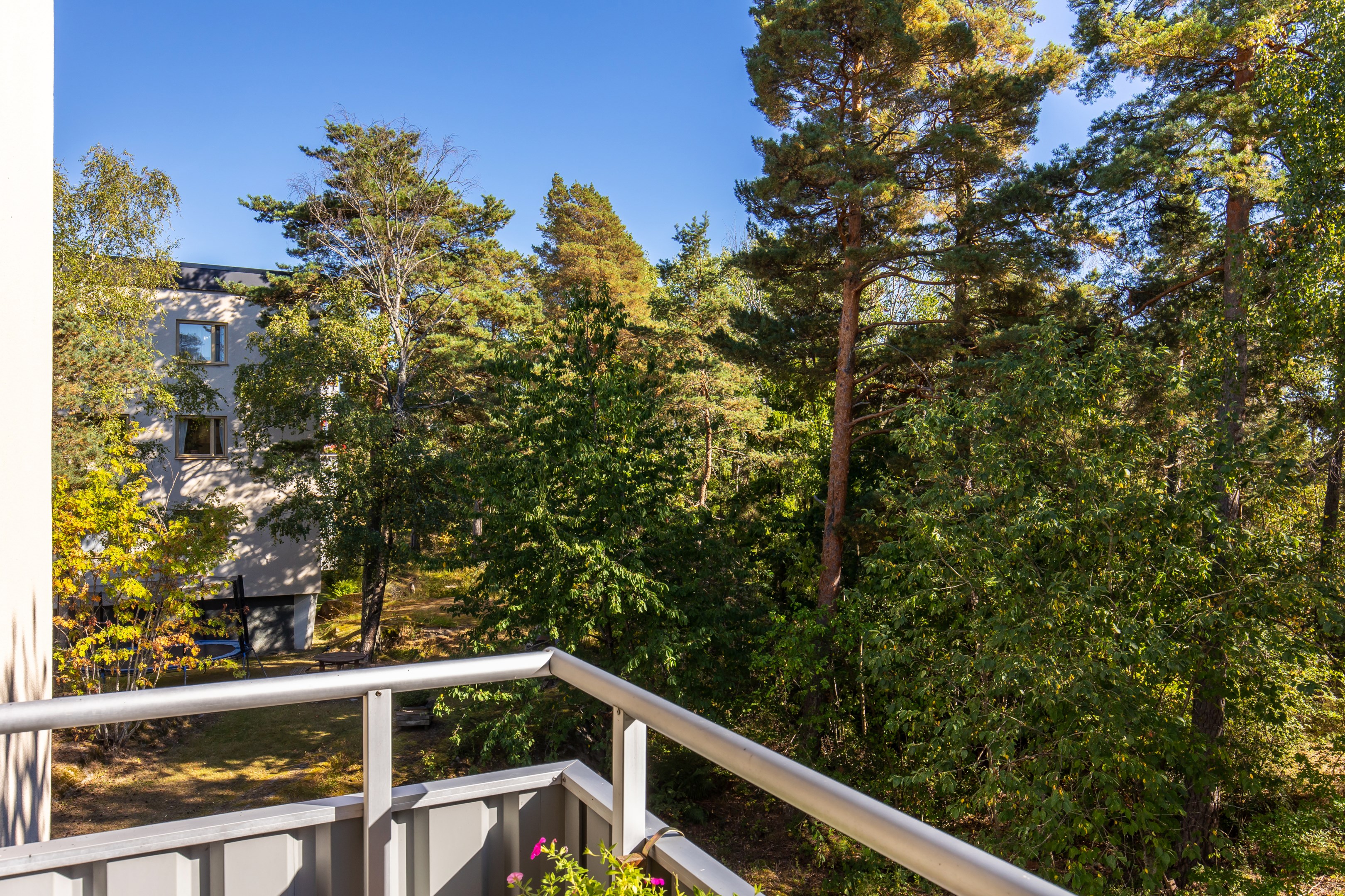 Bostadsbild från Ullerudsbacken 65, Såld i Farsta, Stockholm