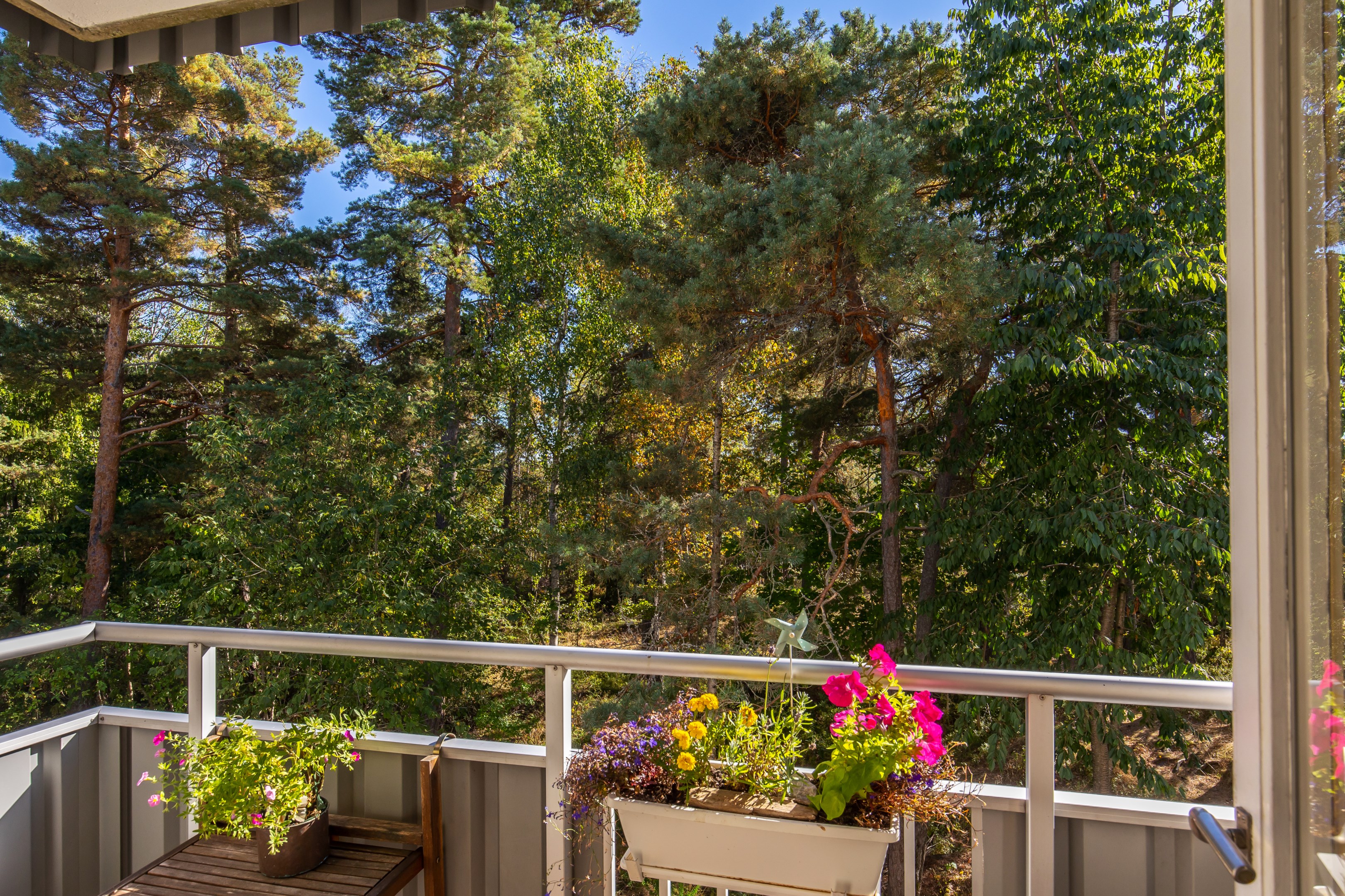 Bostadsbild från Ullerudsbacken 65, Såld i Farsta, Stockholm