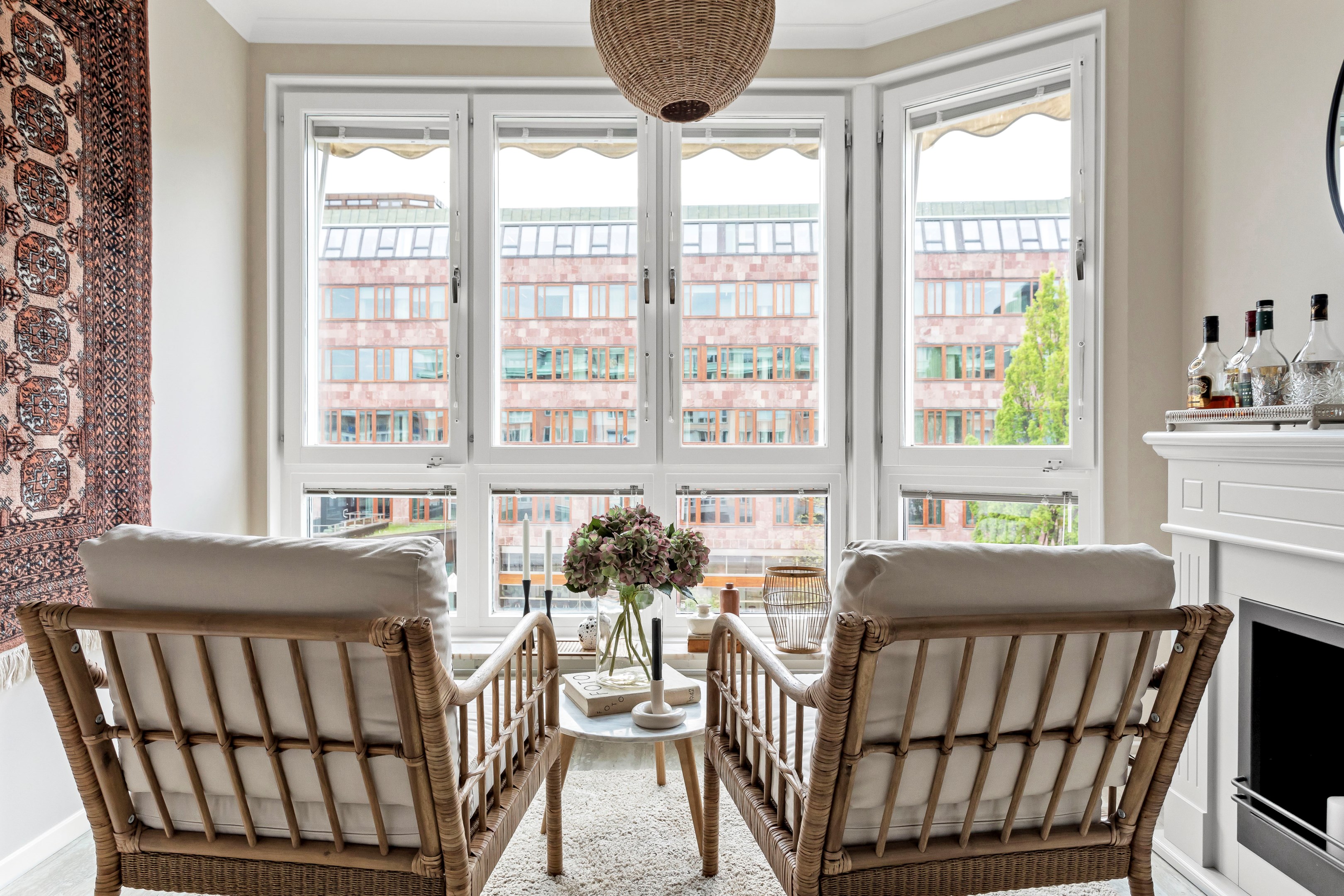 Loggia med stort fönsterparti