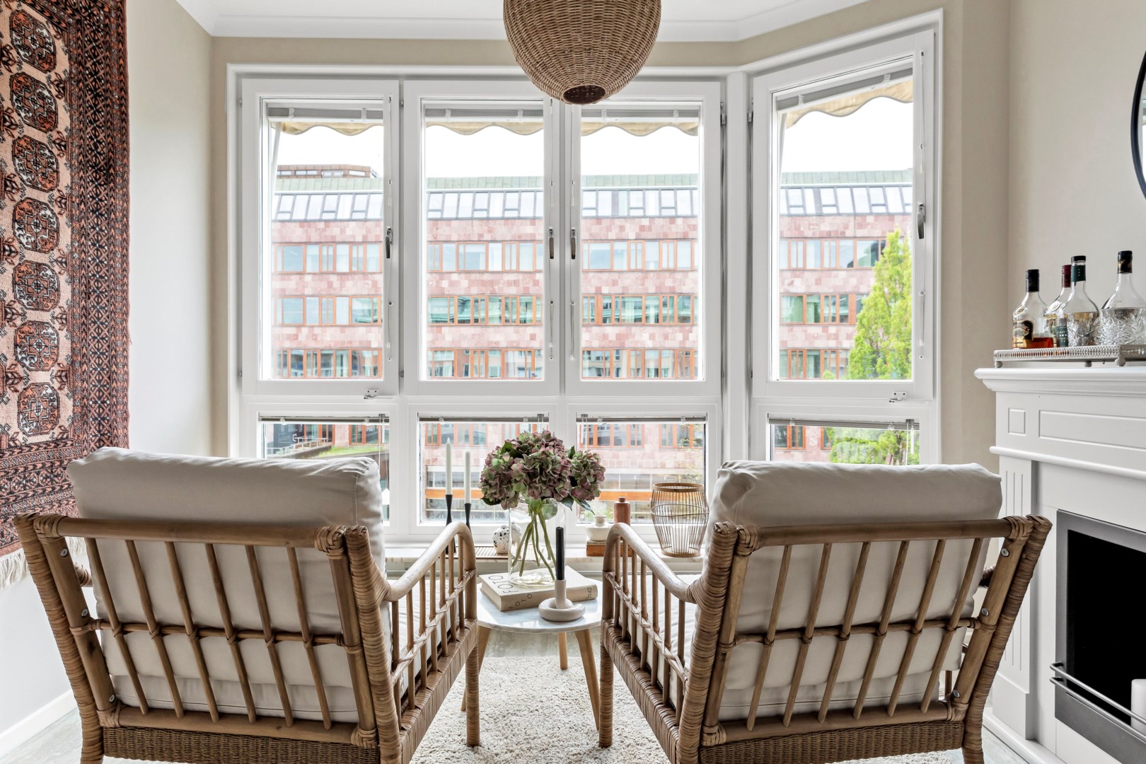 Loggia med stort fönsterparti