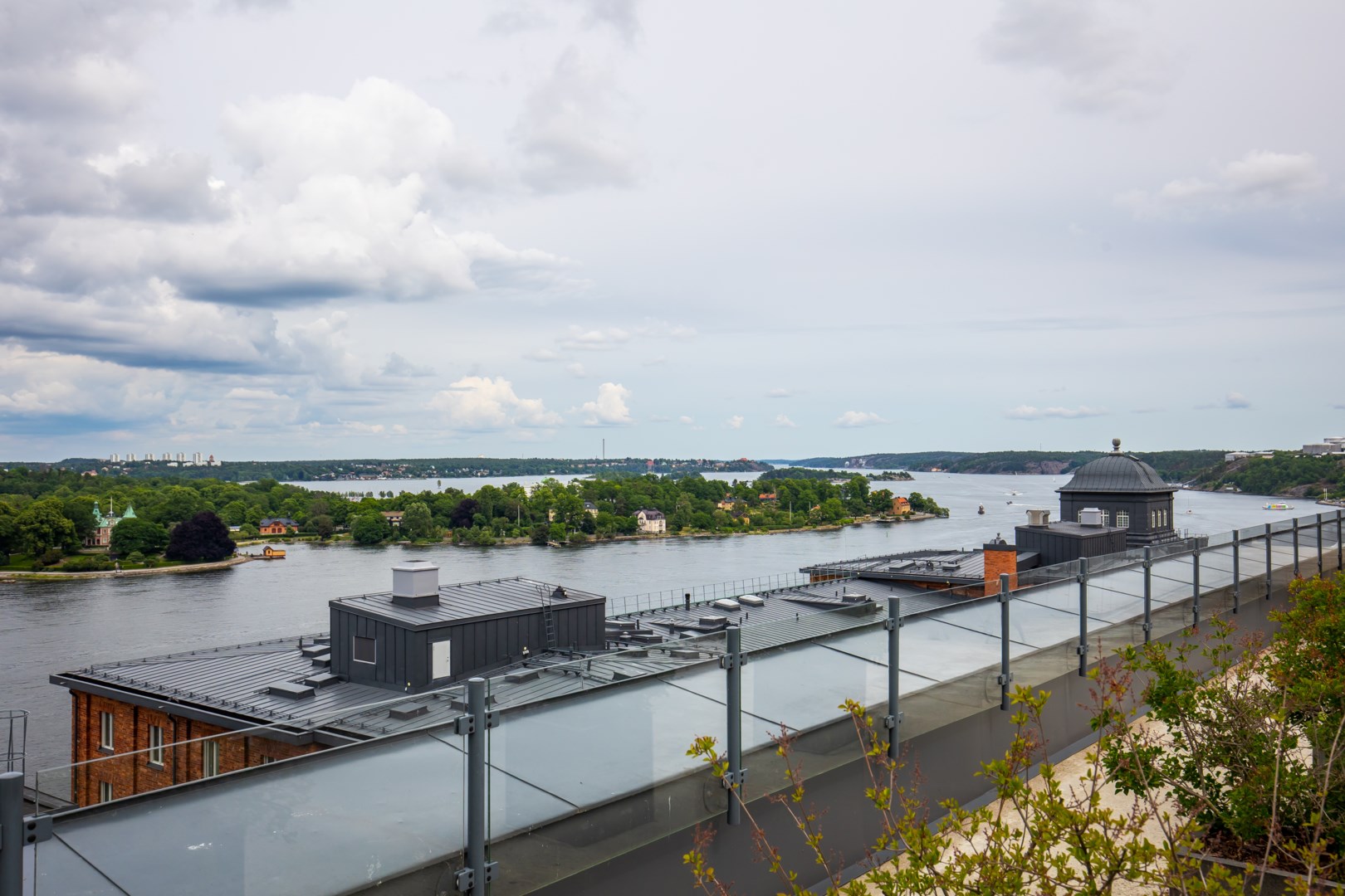 Föreningens fantastiska takterrass med ett inglasat uterum. Grill matbord och relaxmöbler.