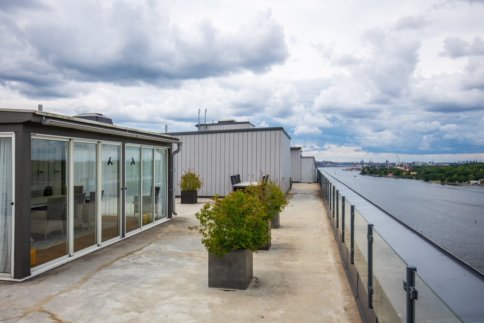 Föreningens fantastiska takterrass med ett inglasat uterum. Grill matbord och relaxmöbler.