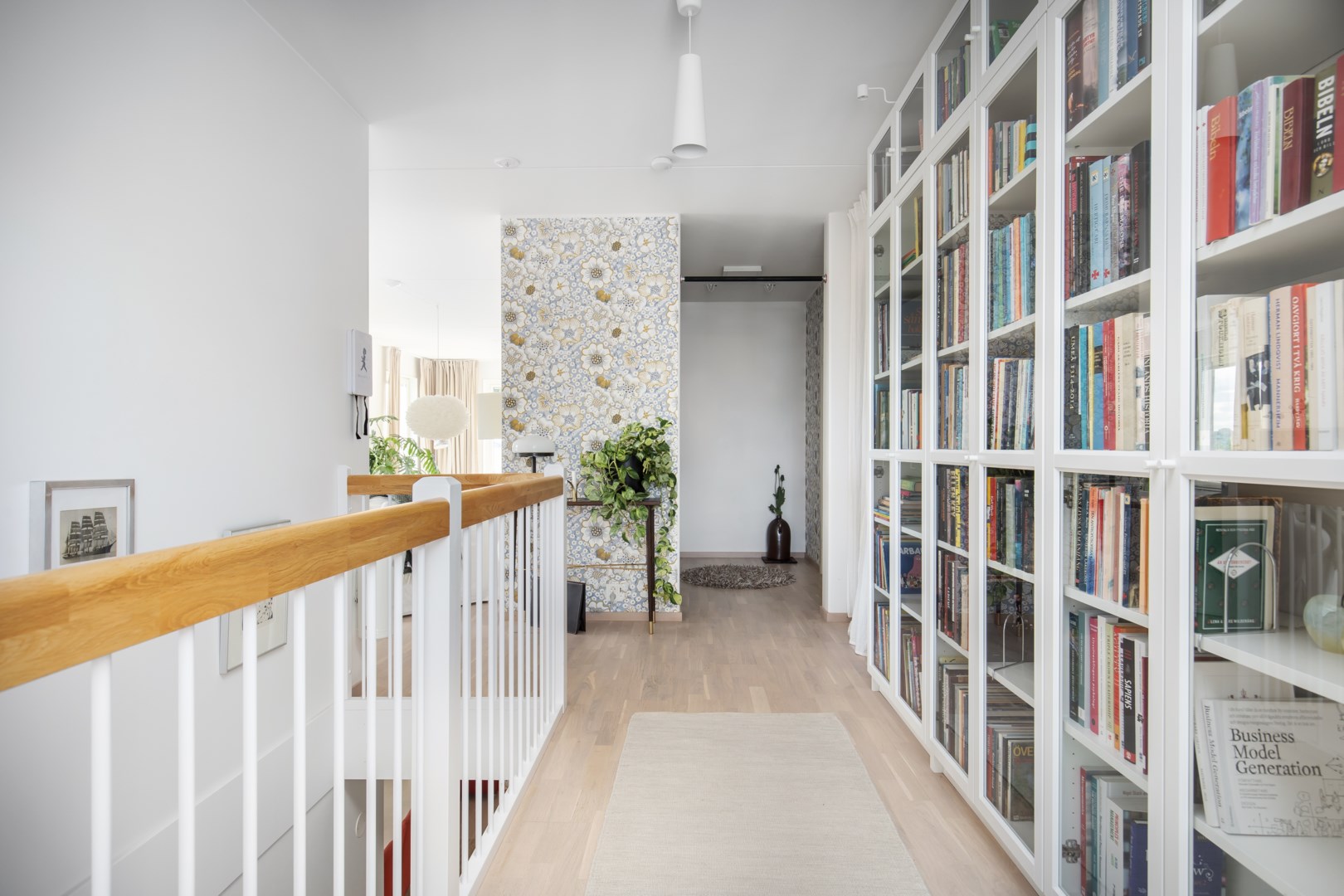 Övre plan med platsbyggd bokhylla