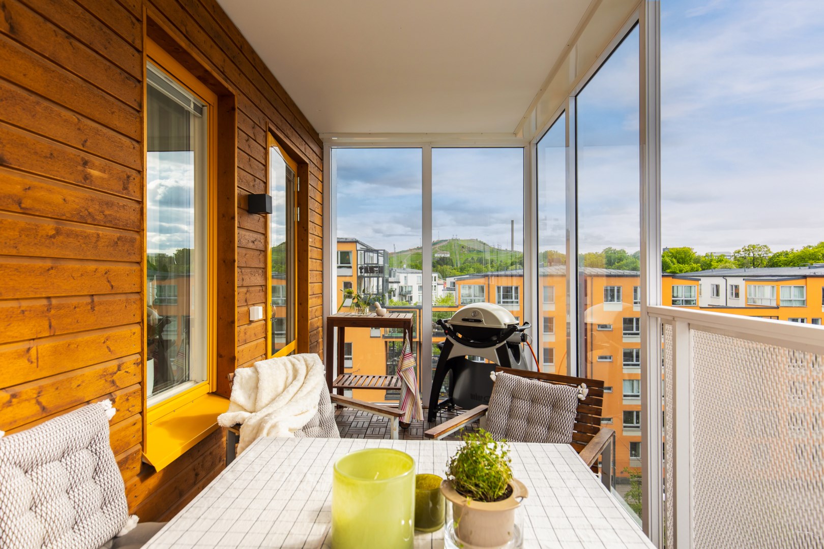 Balkong delvis inglasad på nedre plan