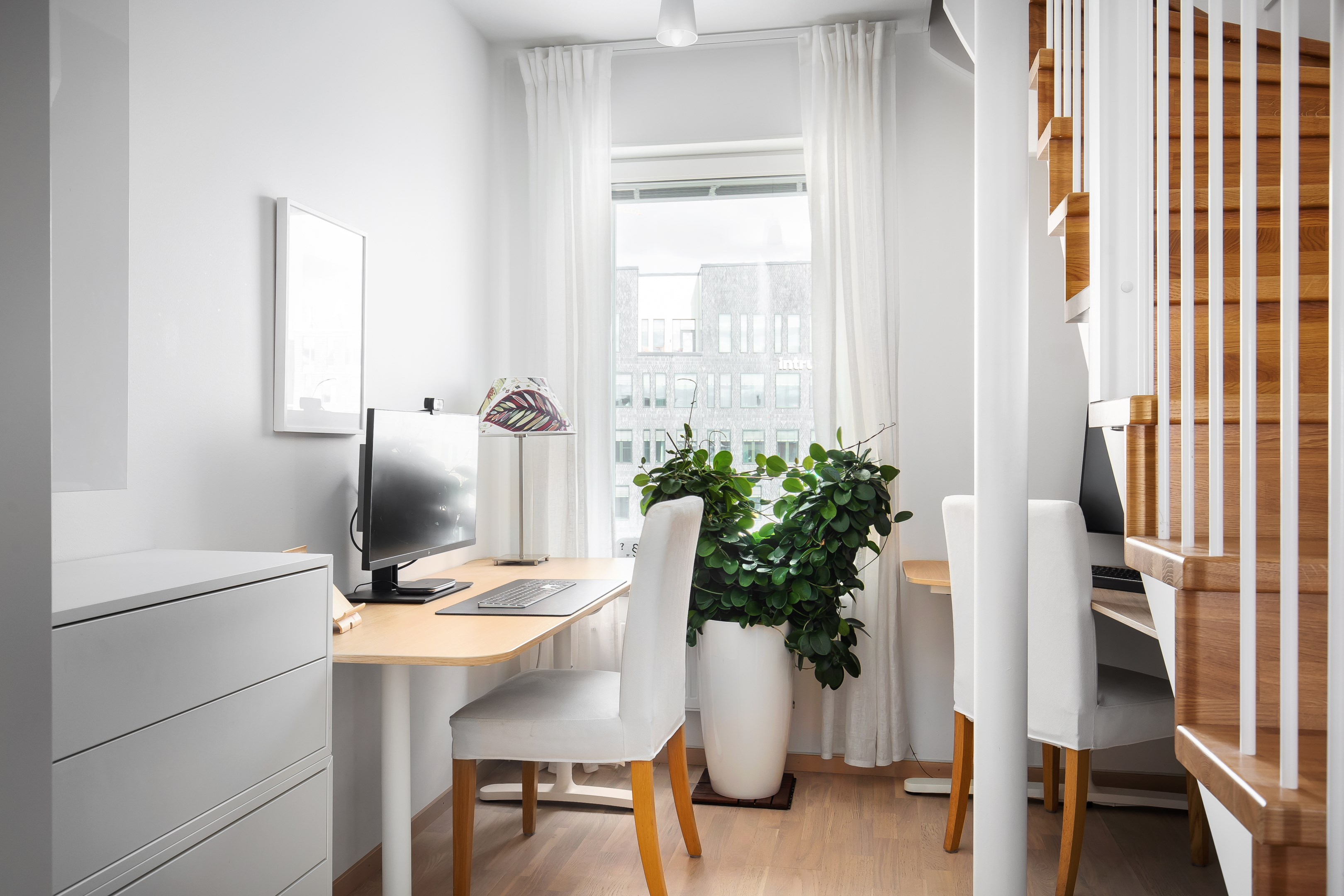 Utrymma under trapp med plats för två skrivbord