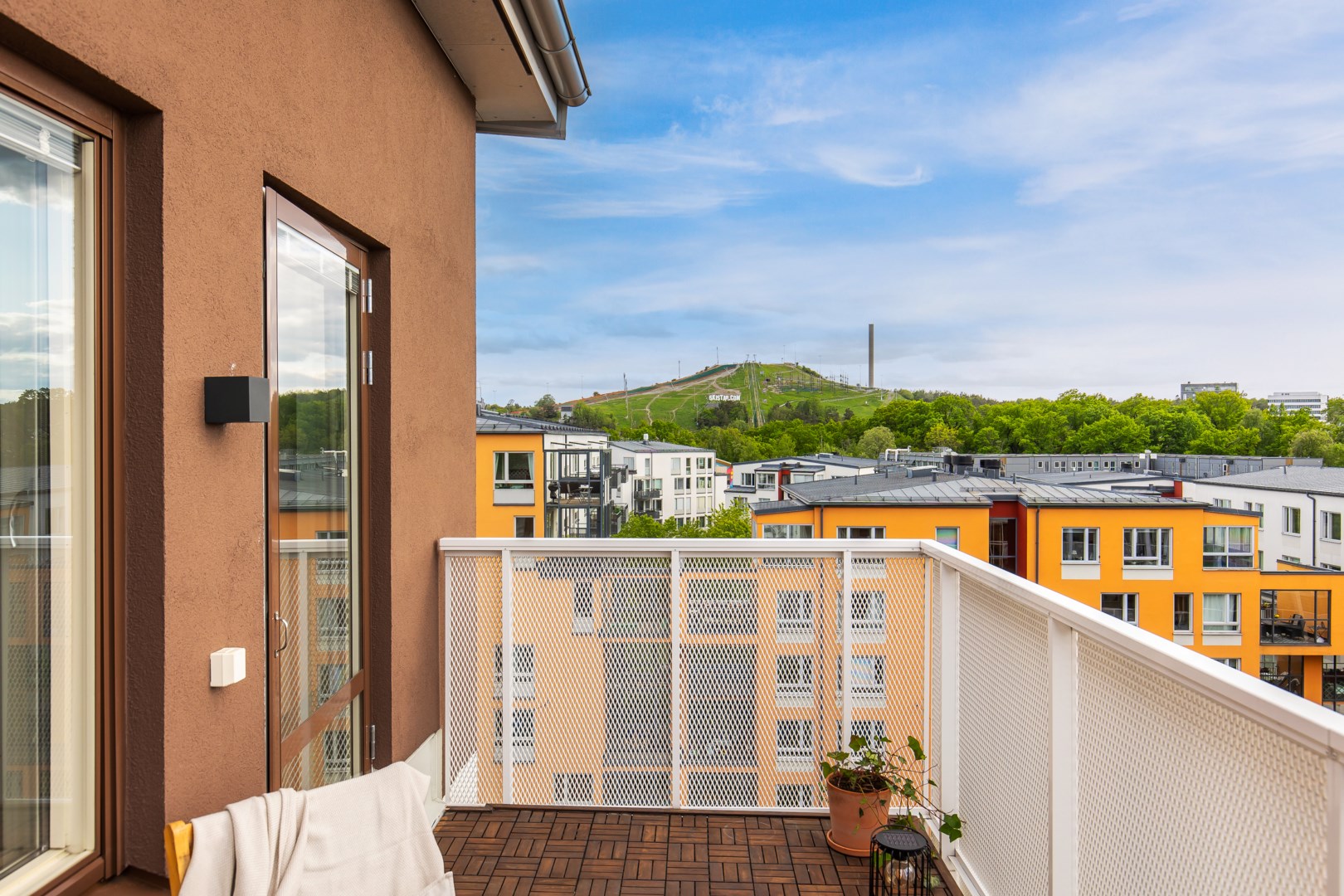 Balkong högst upp i huset med kvällssol