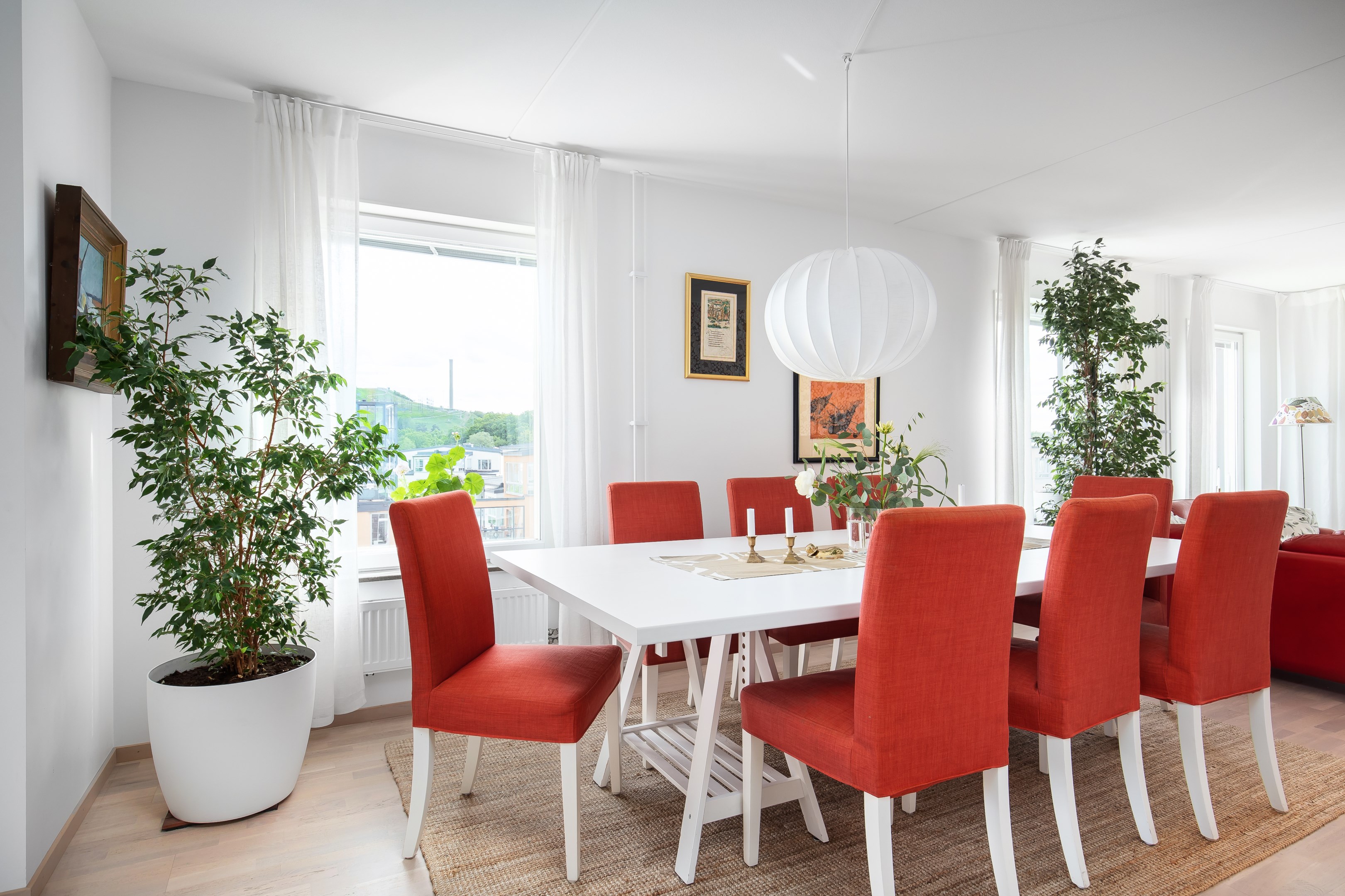 Vardagsrum intill kök nedre plan