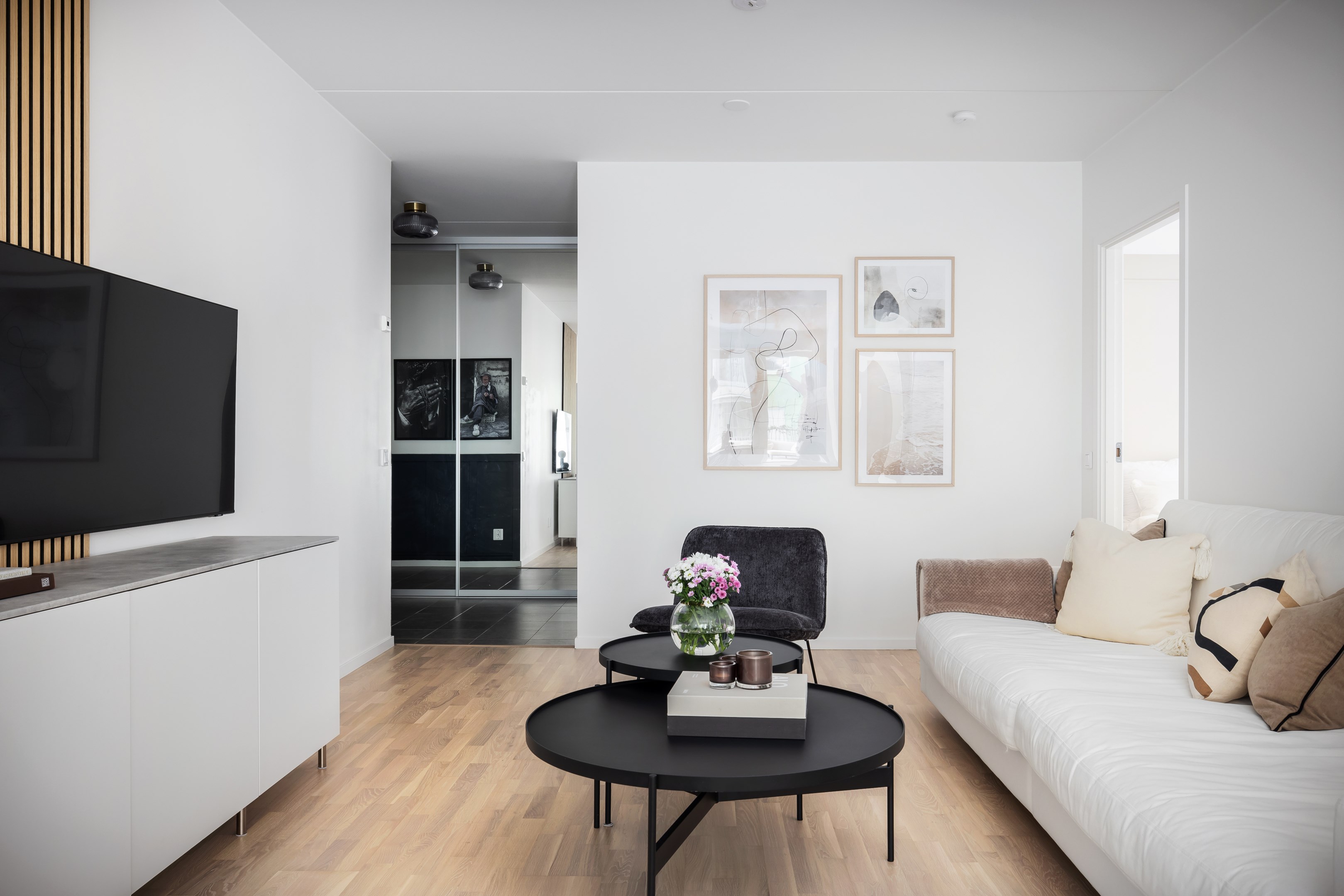 Entréhall med gott om förvaring & praktiskt klinkergolv