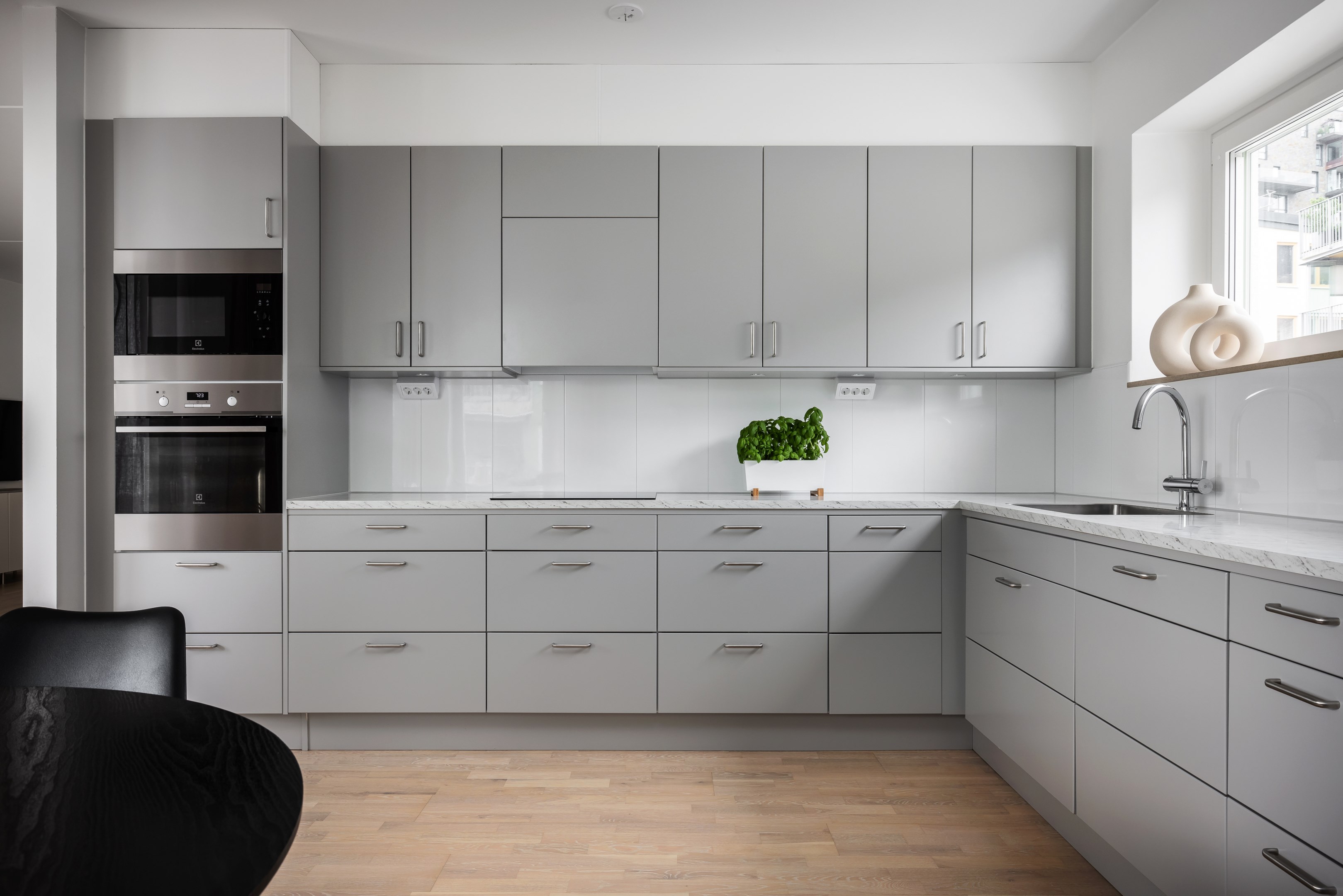 Luftigt kök med ljusinsläpp från tre väderstreck