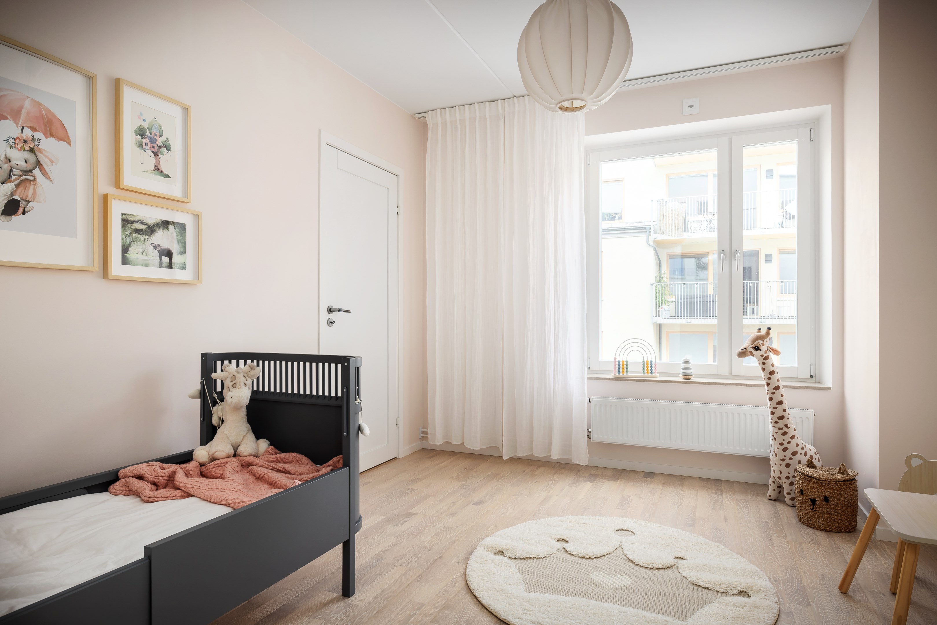 Även lägenhetens något mindre sovrum är försett med egen klädkammare