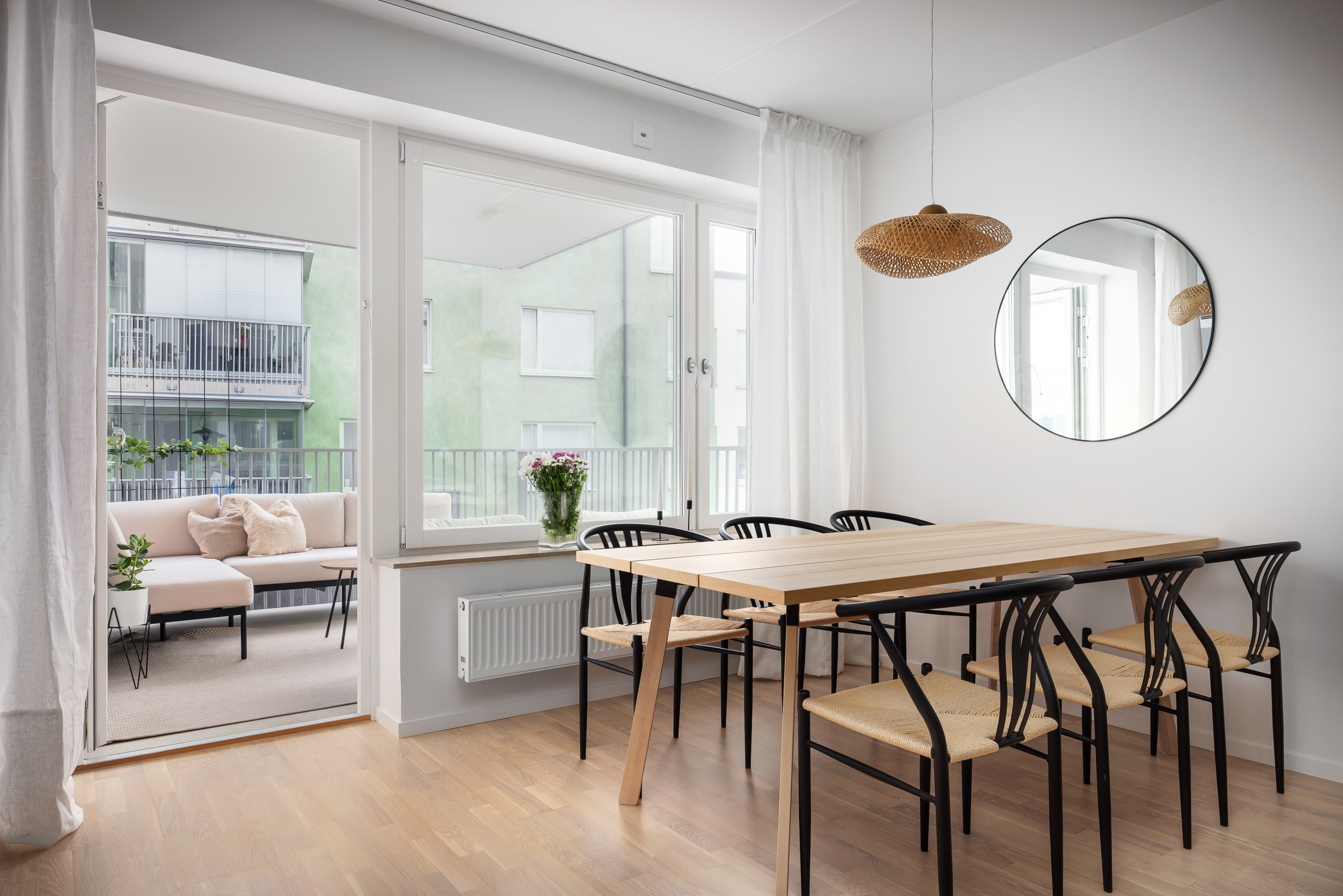 Rymlig matplats med utblick mot vattnet