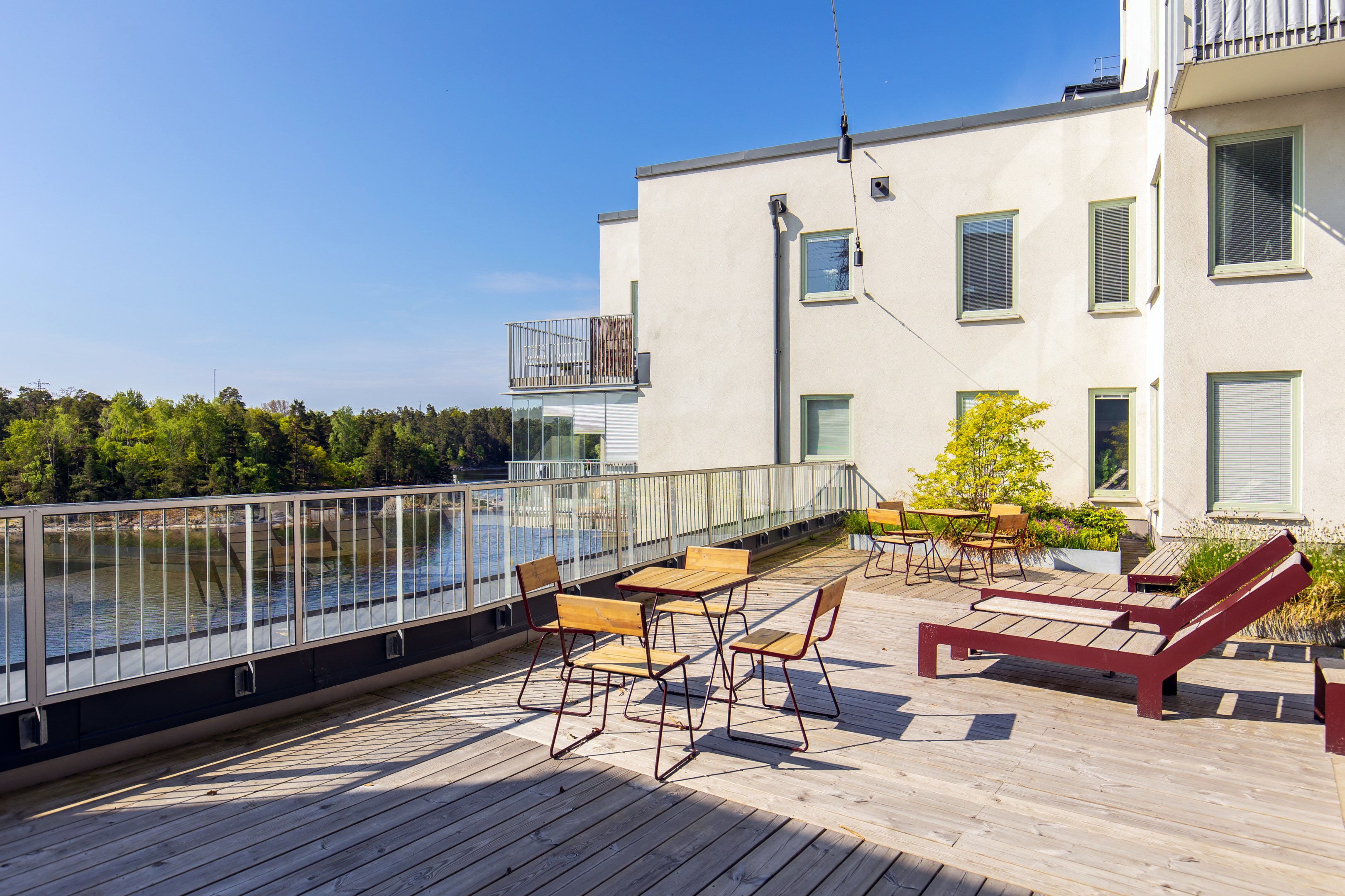 Den är något större och även försedd med sandlåda för de yngsta