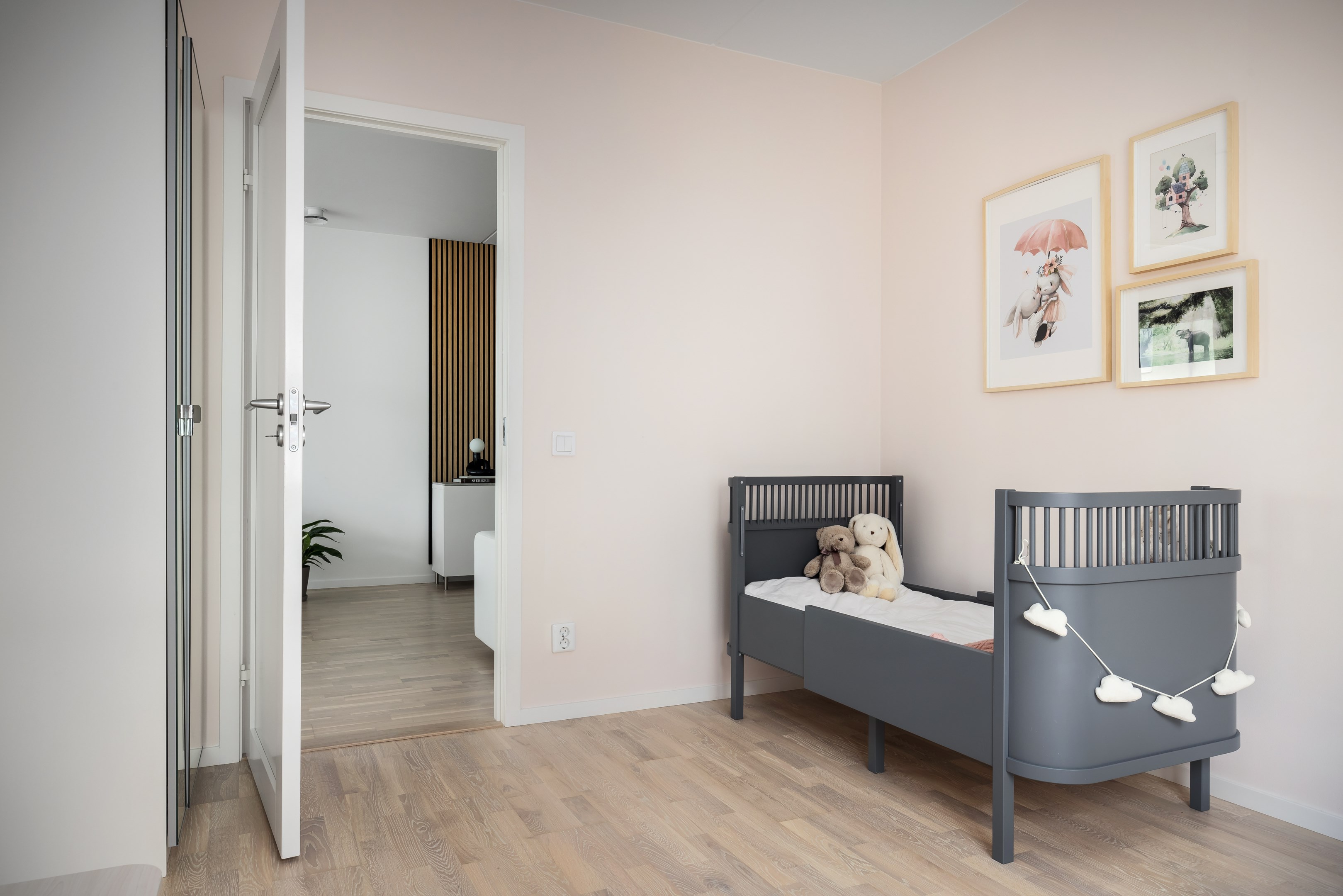 Ljust målade väggar och vitpigmenterade trägolv