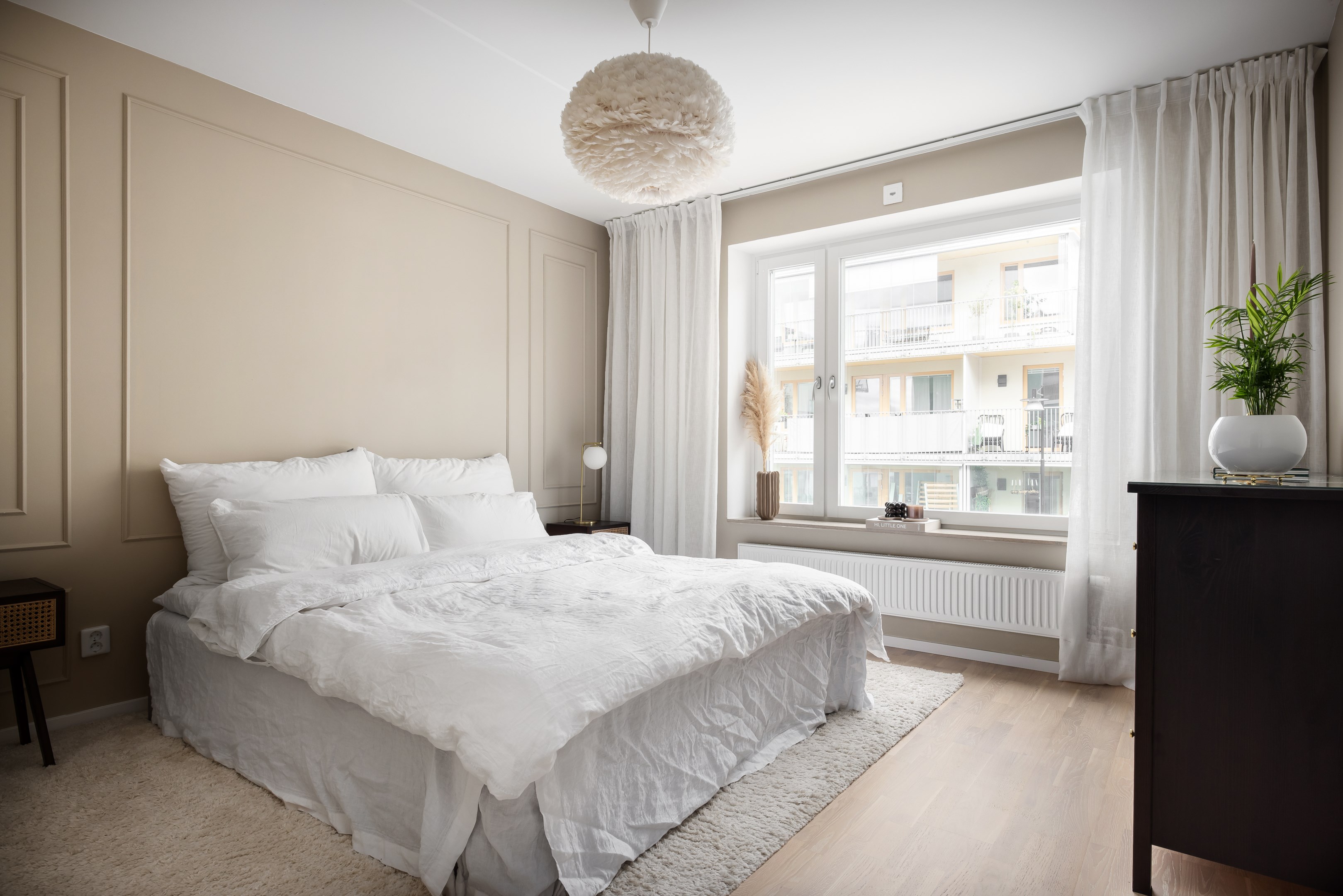 Föräldrasovrum med anslutande klädkammare