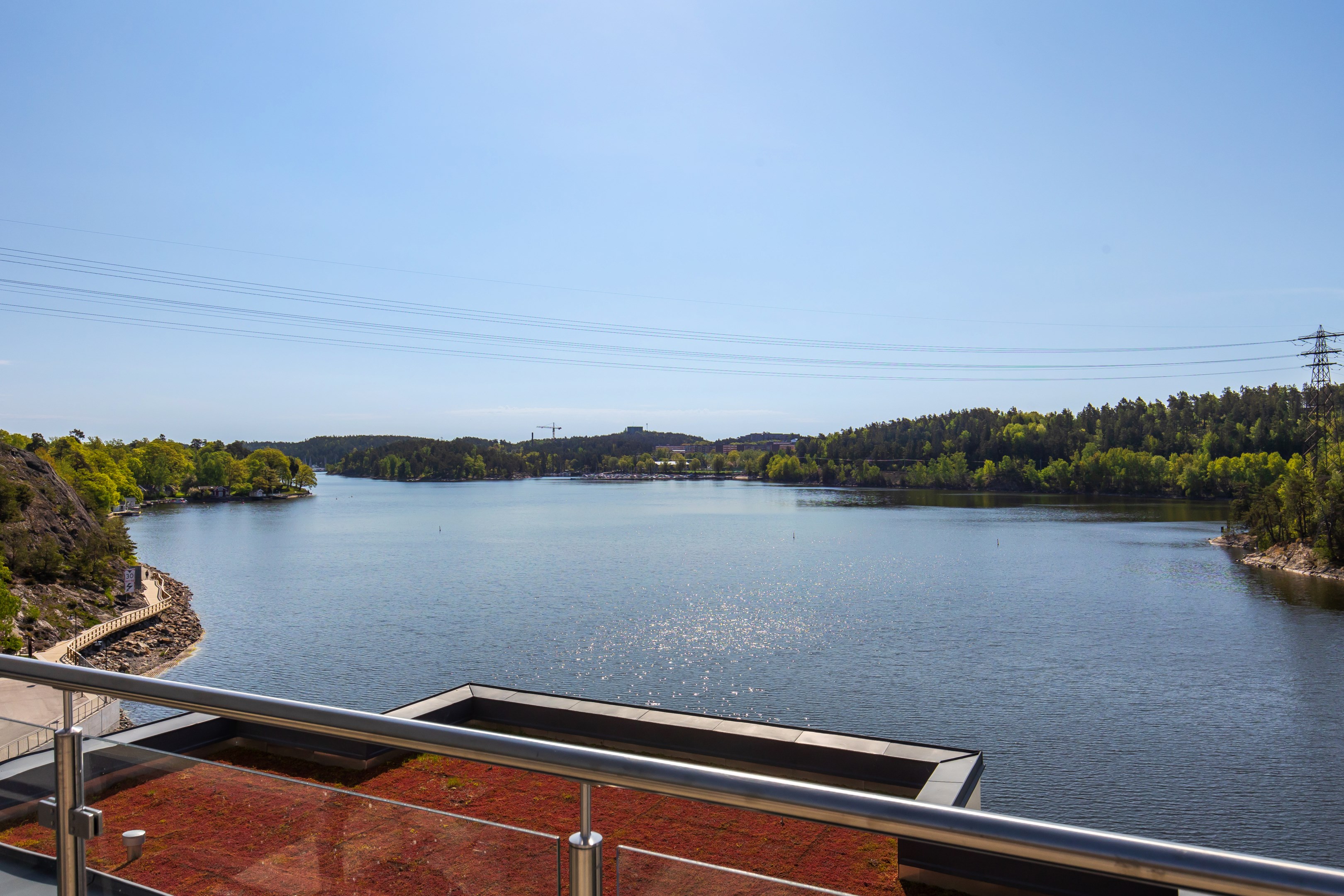 Svårslagen utsikt från terrassen. Till vänster skymtar promenadvägen bort till Lännersta