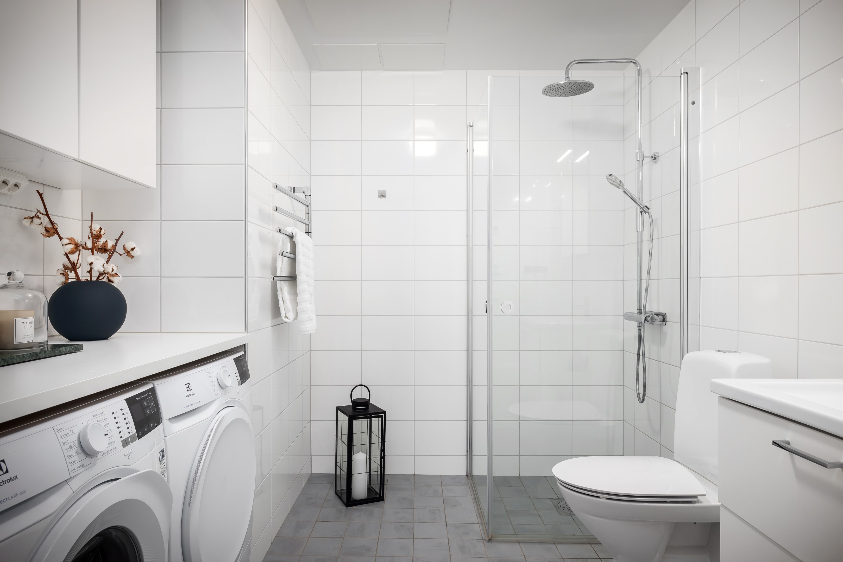 Badrum med klädvårdsavdelning & möjlighet till badkar