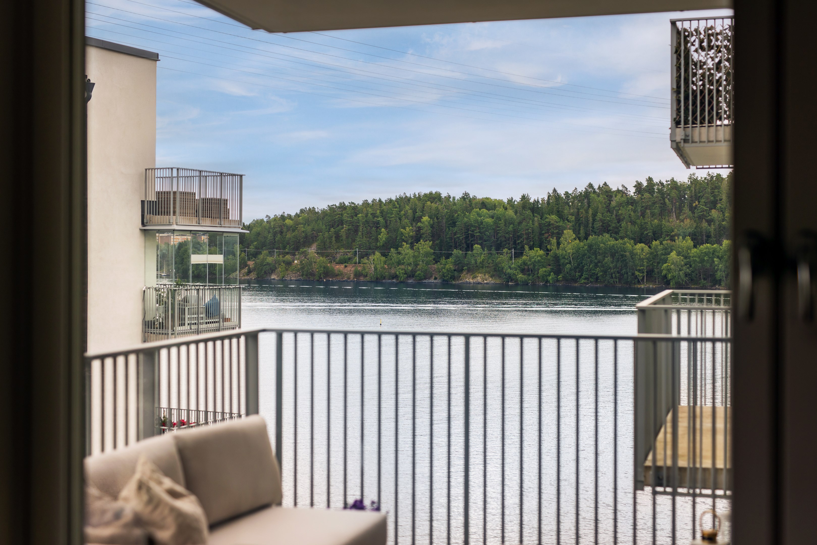 Utsikt från matplatsen i köket