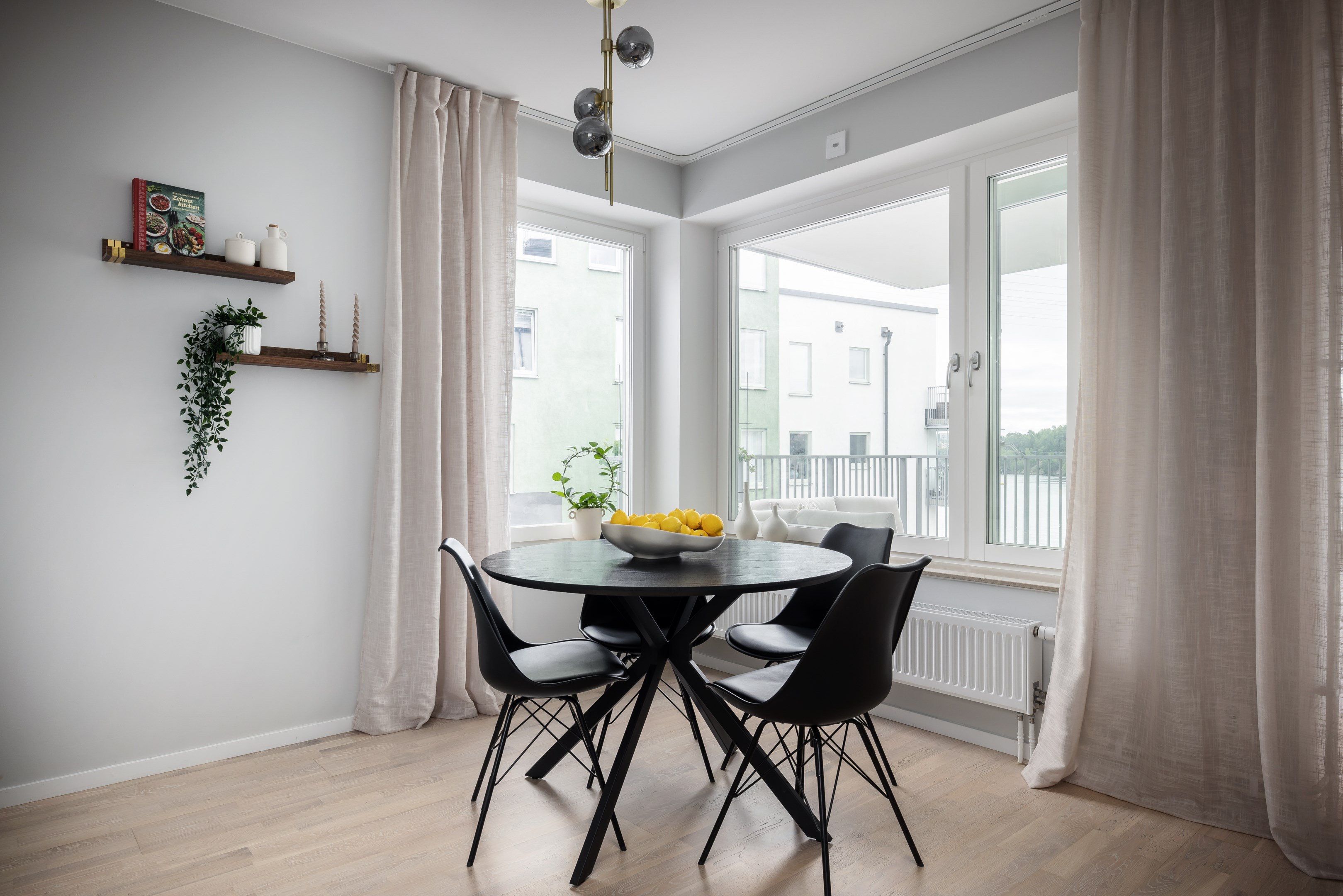 Matplats med sjöutsikt i köket