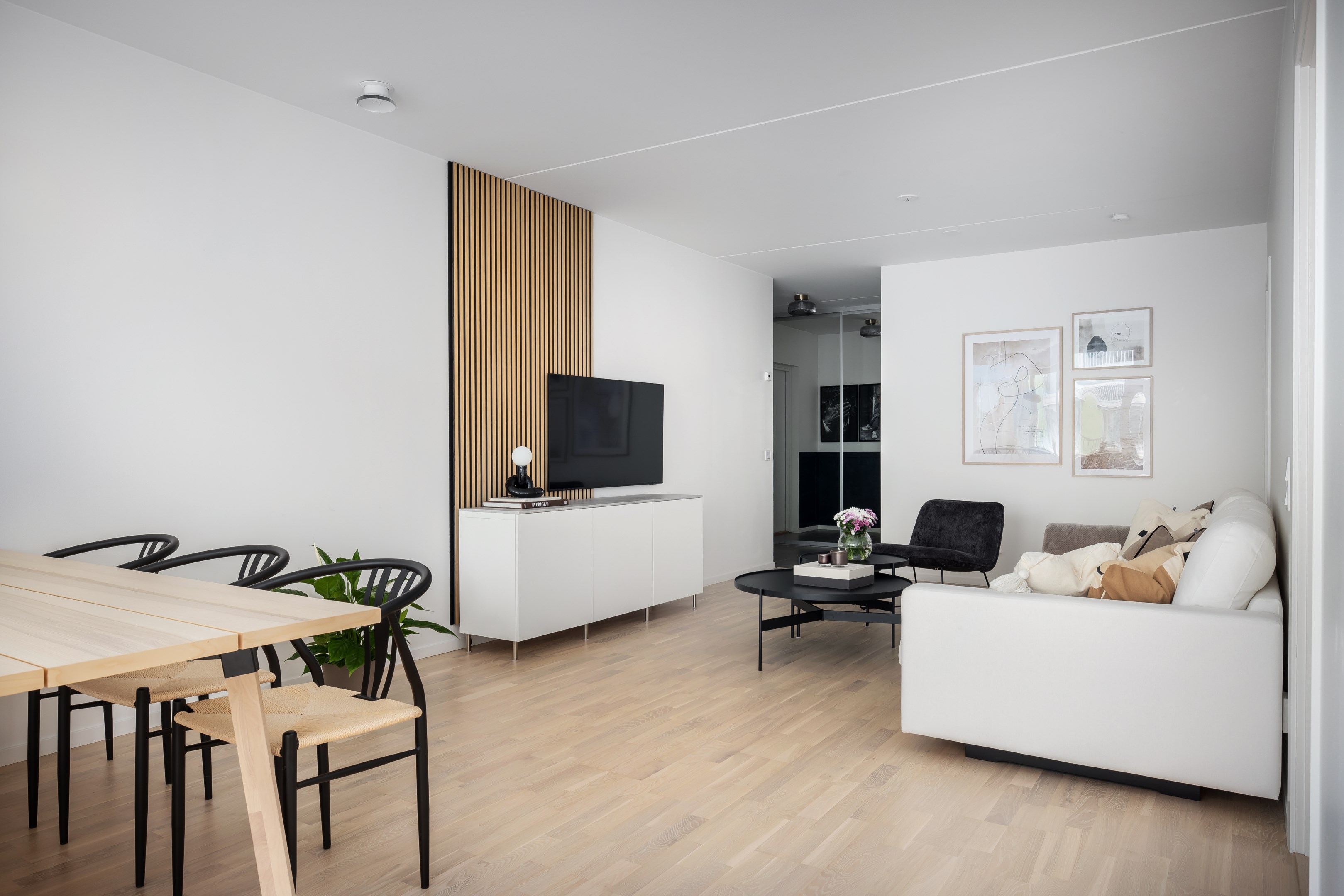 Vardagsrummet i vinkel från köket