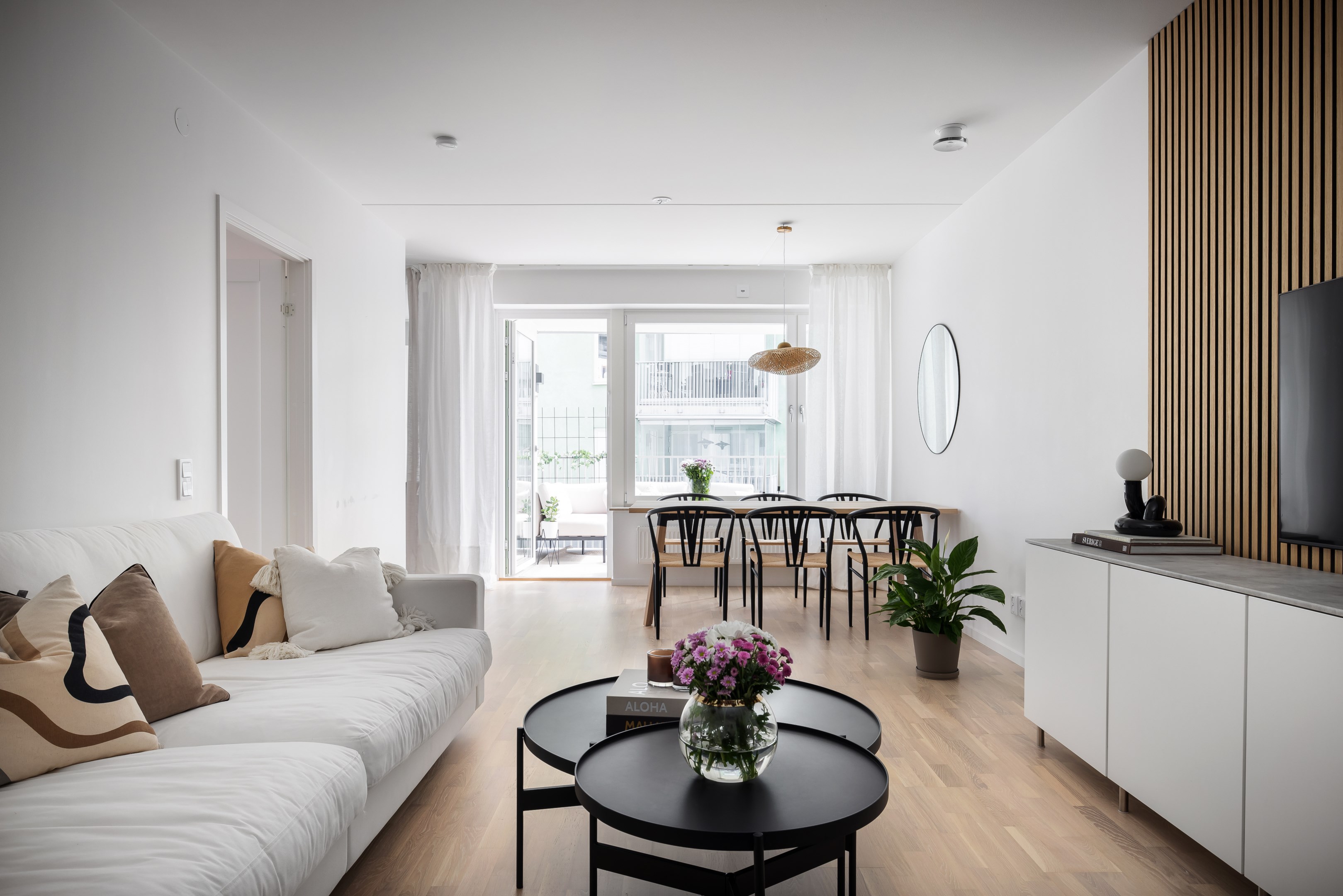 Generöst vardagsrum med anslutande matplats invid fönstret