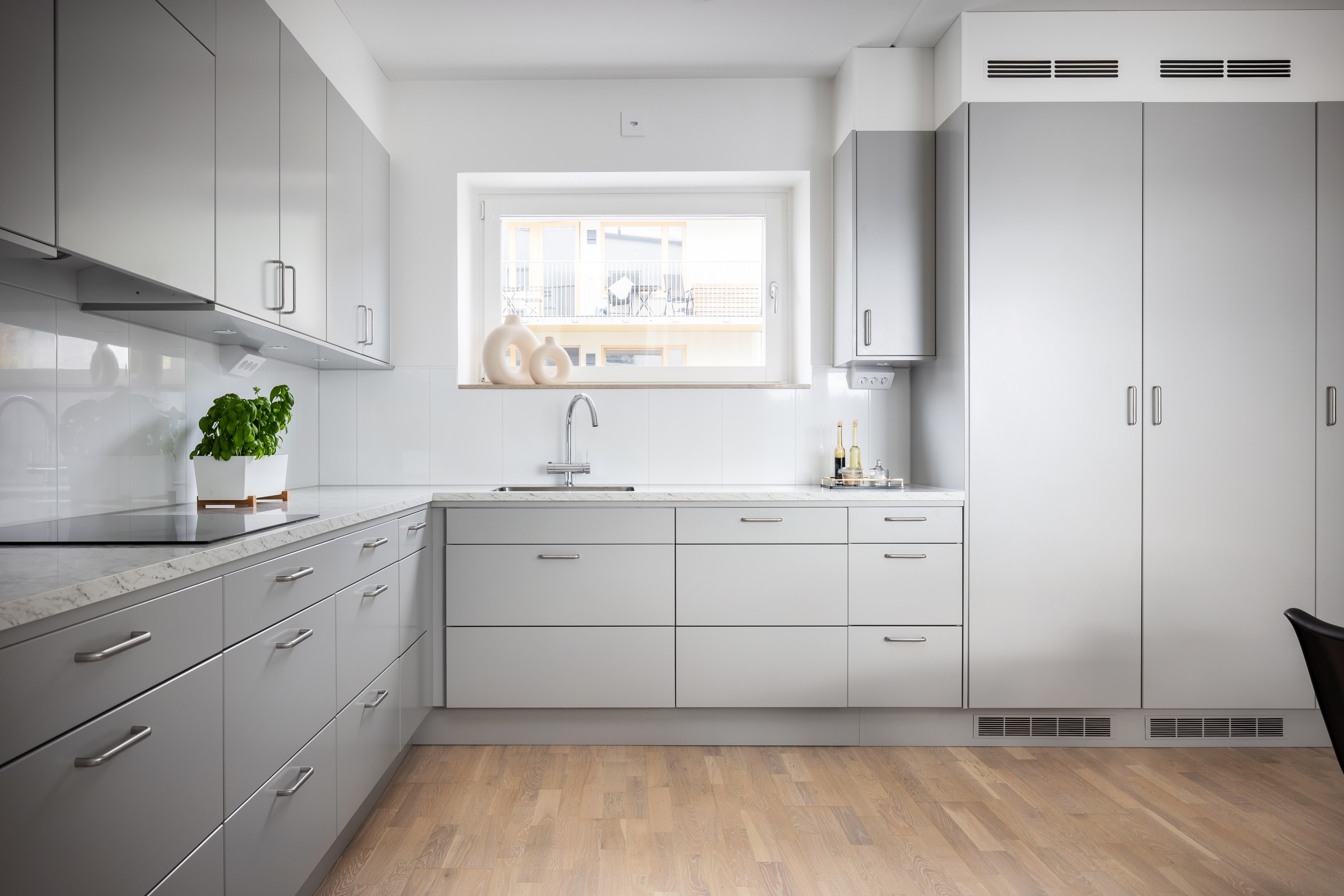 Luftigt kök i lugn färgskala