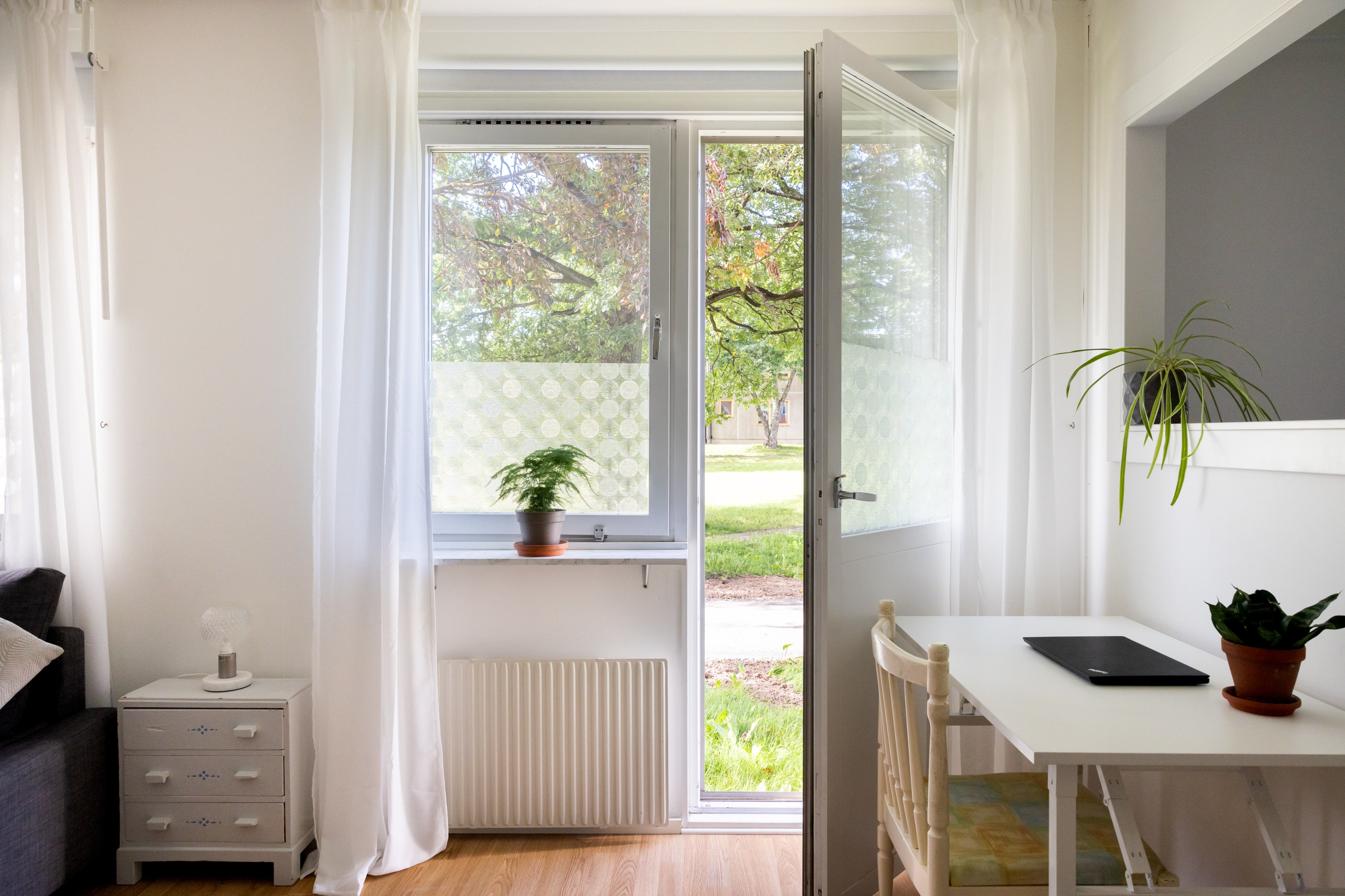 Markplan med access till den grönskan i väster