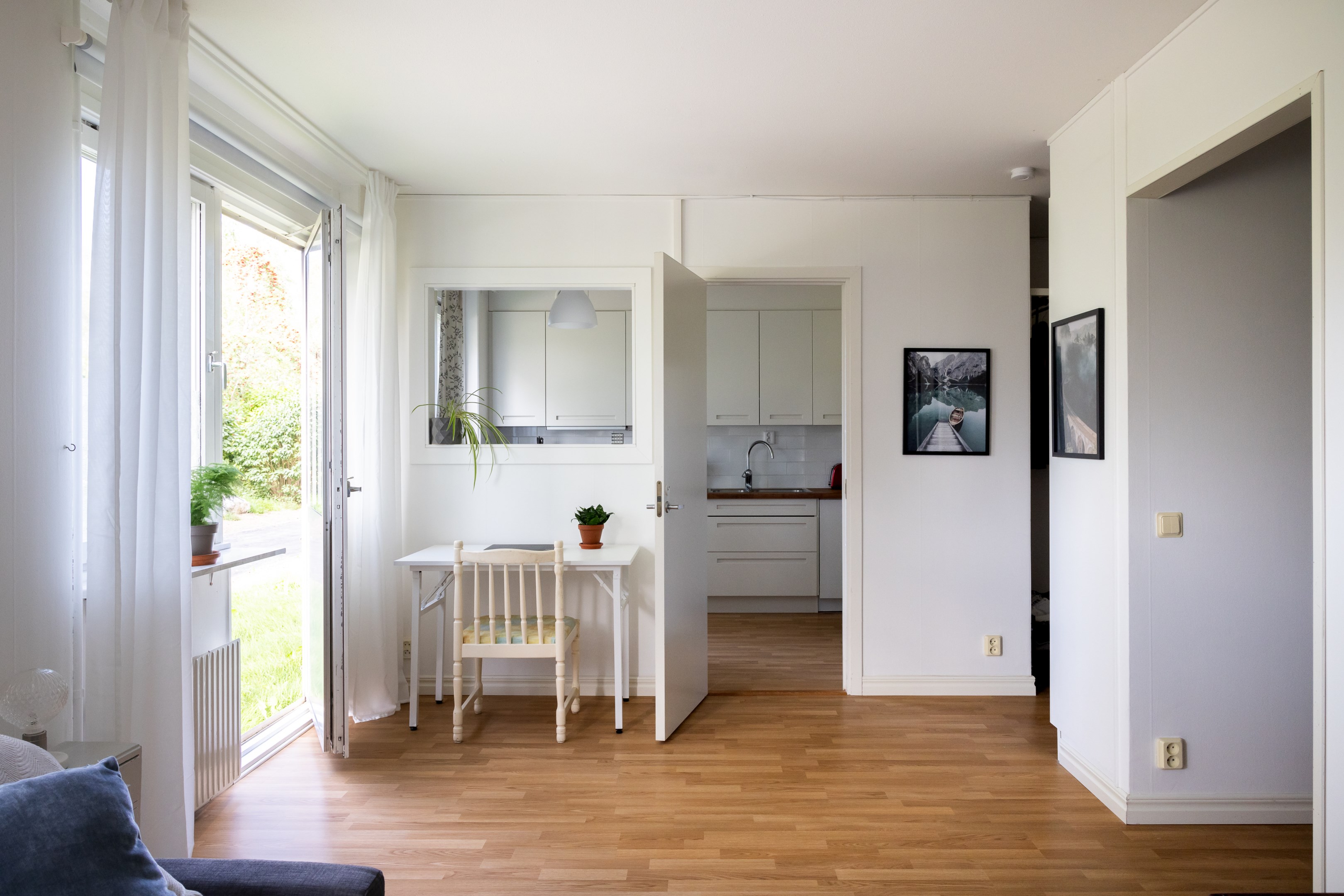 Sovalkov till höger - rakt fram återfinns kök & matplats