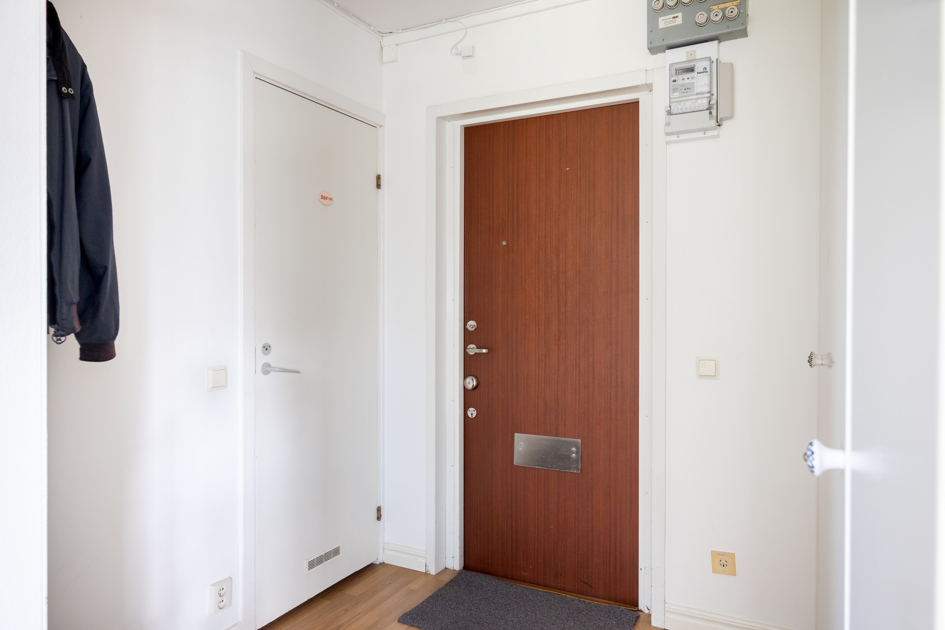 Entréhall med platsbyggd förvaring i garderober