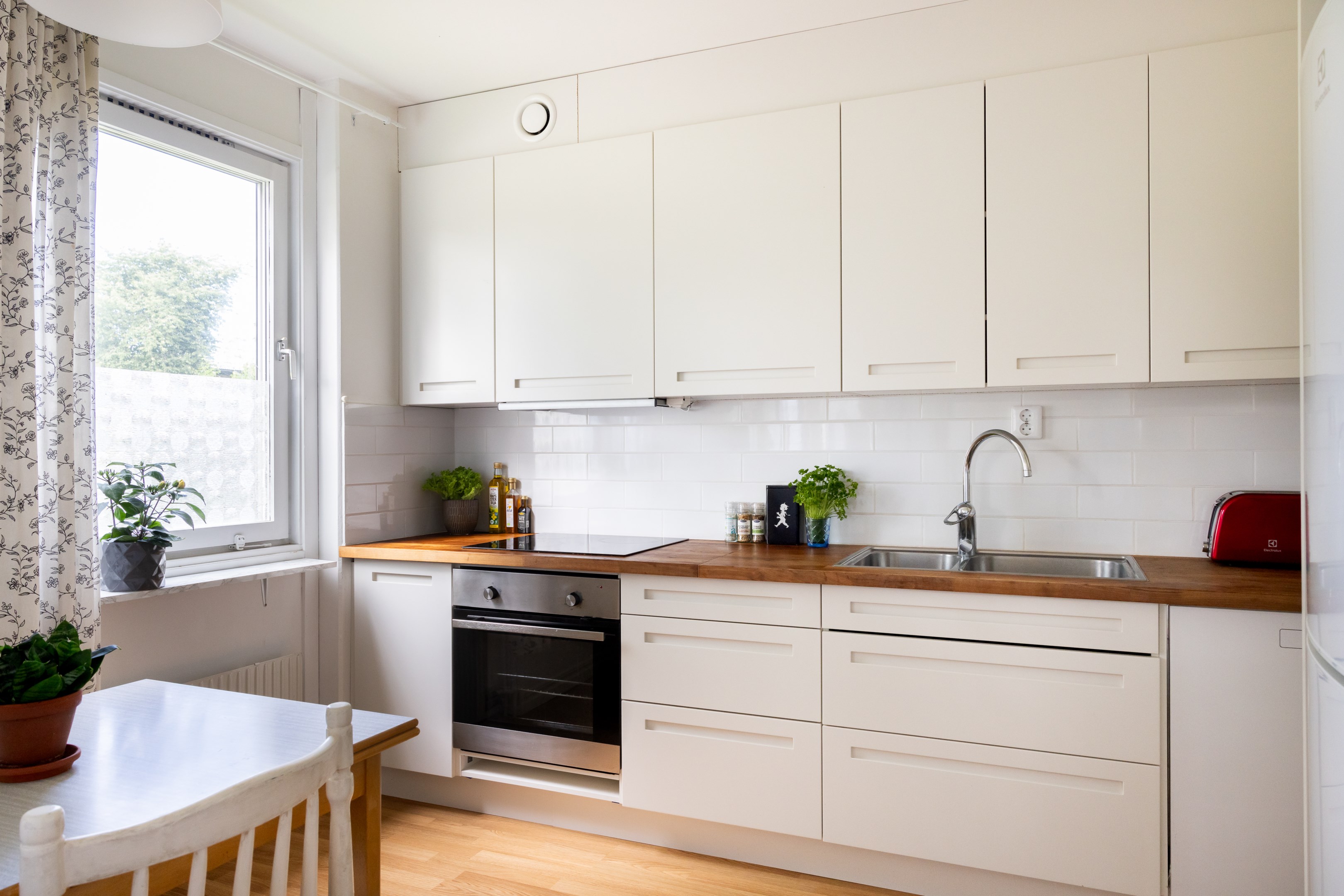 Stilrent kök från HTH med anslutande matplats