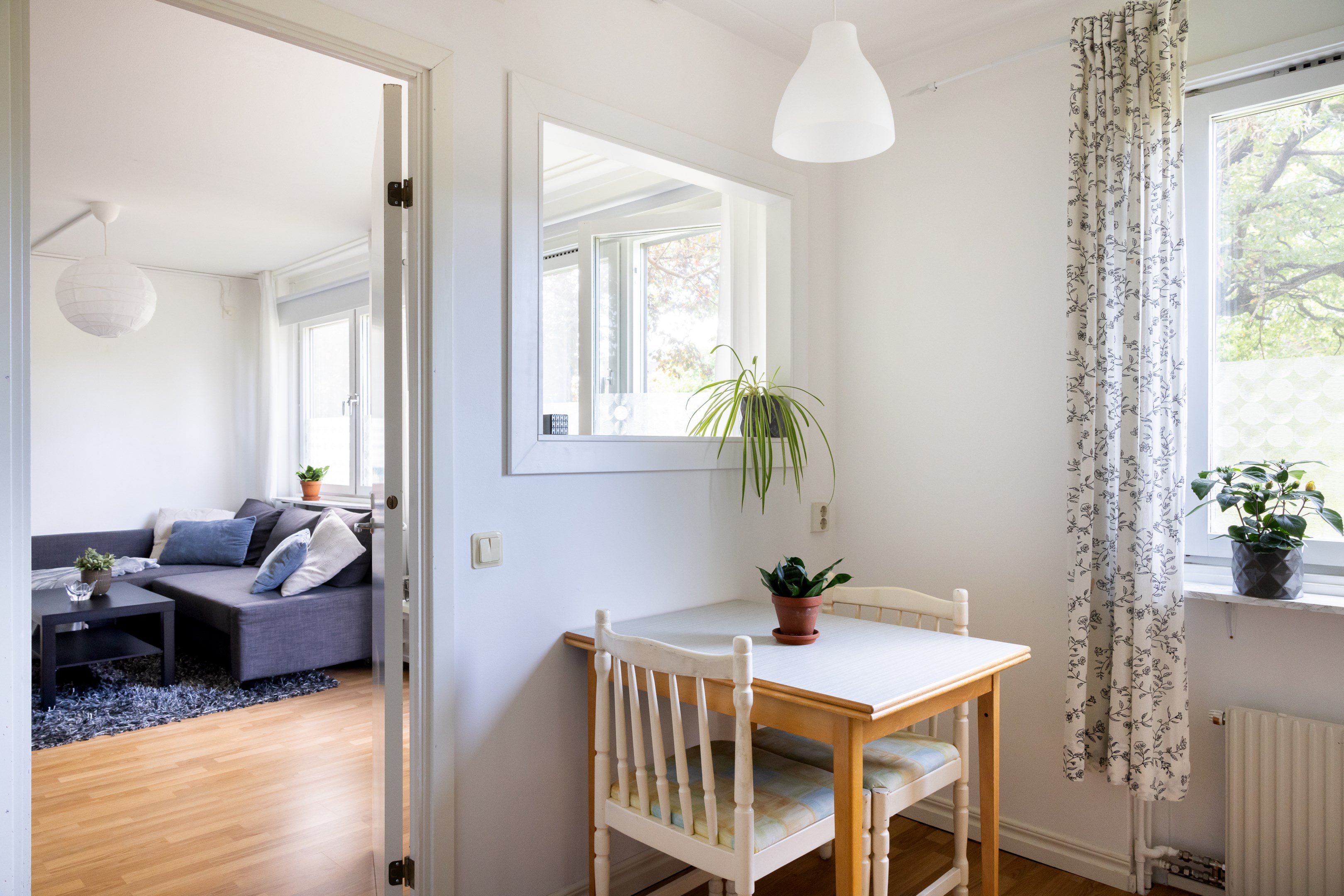 Önskas en än mer öppen planlösning kan väggen mellan kök och rum tas ned