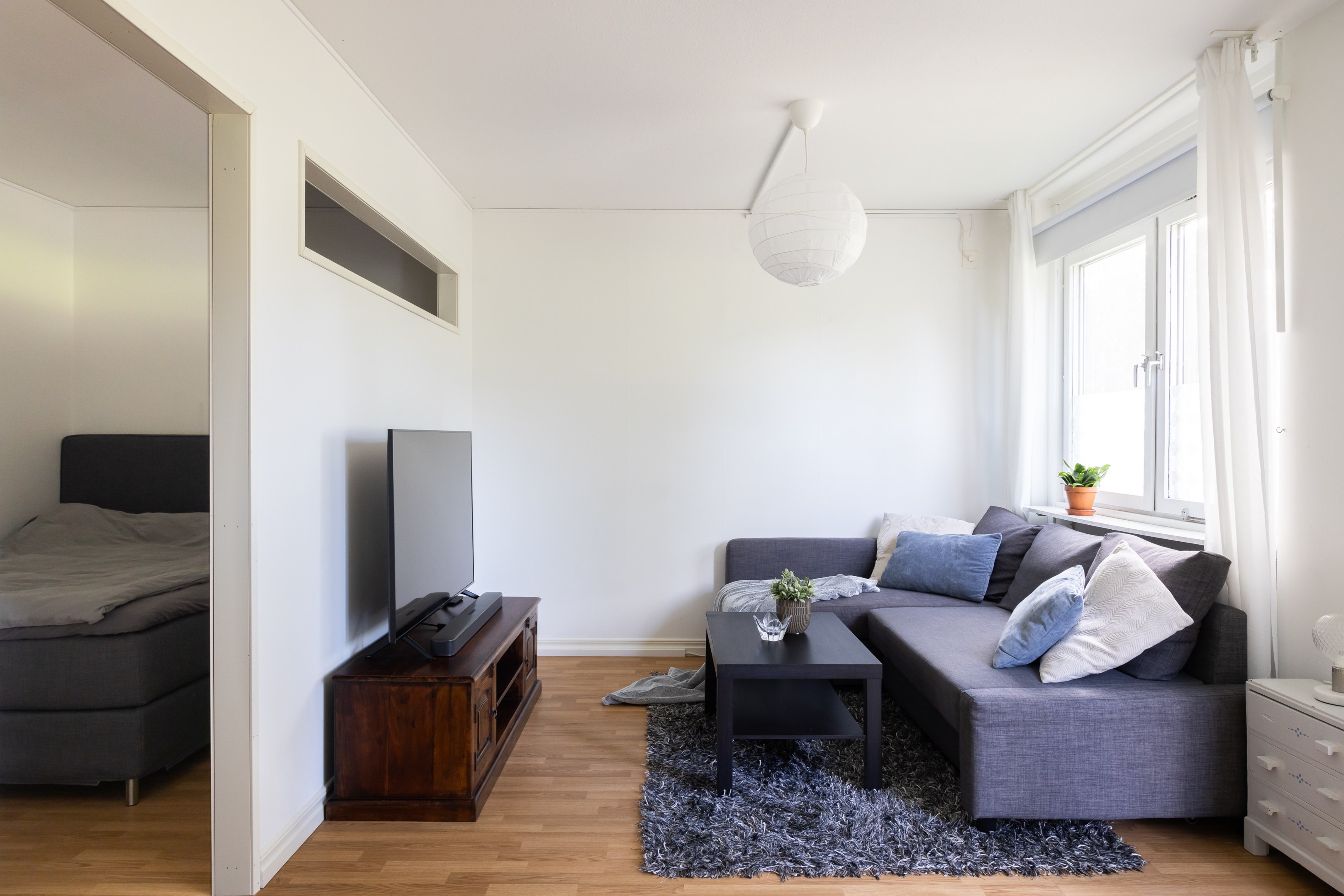 Vardagsrum med anslutande sovalkov