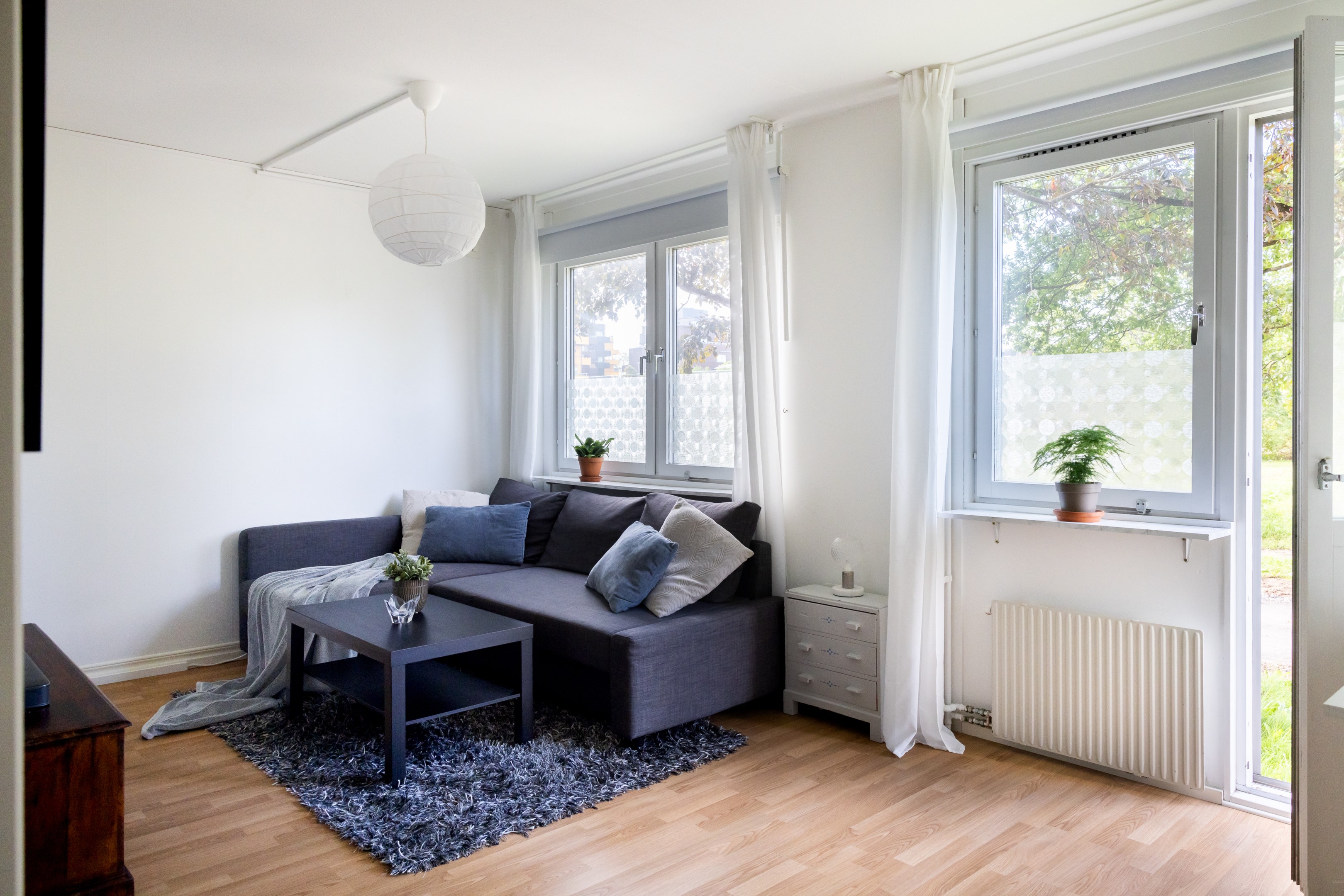 Ytsmart kvadrat med utsikt mot grönskan i väster