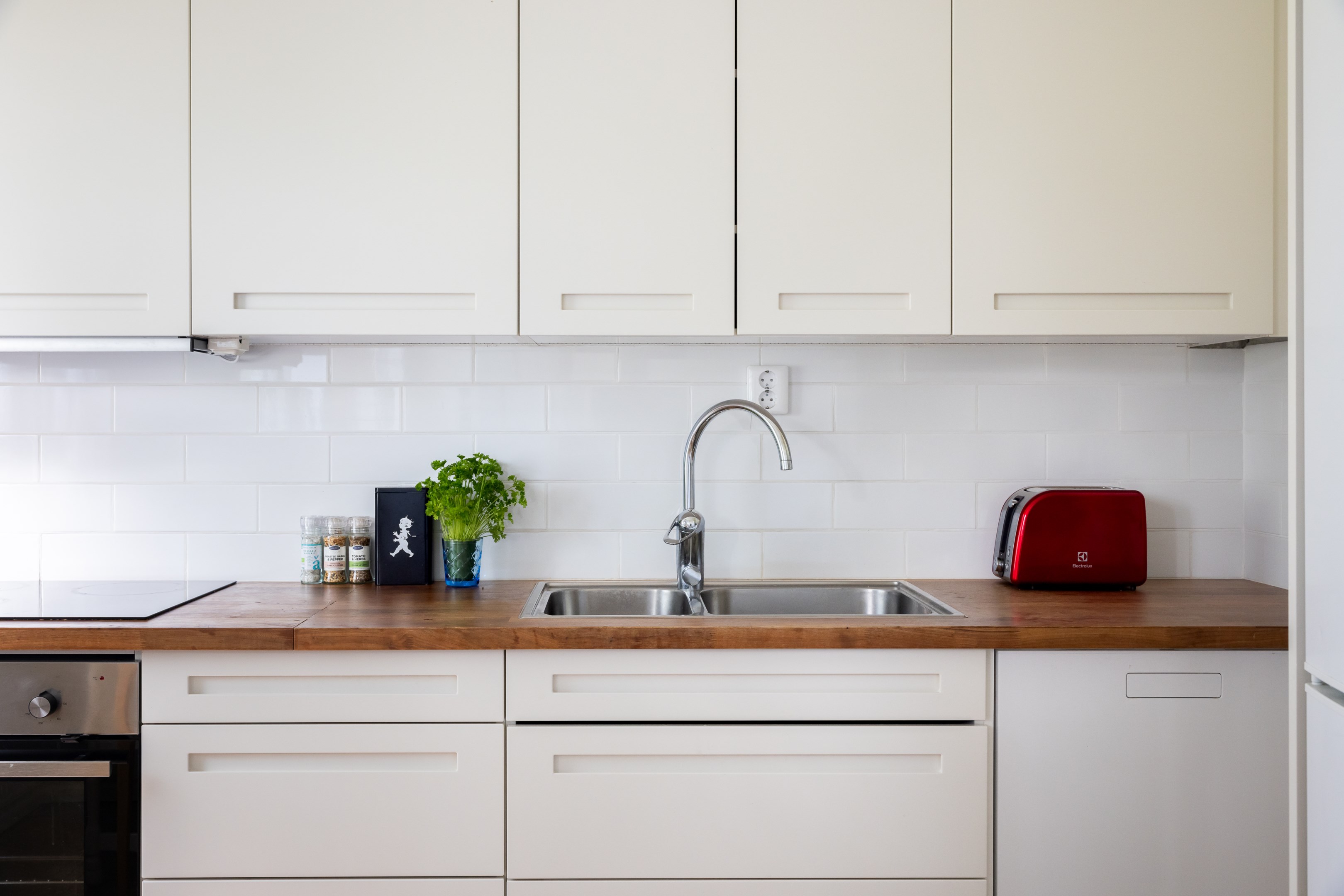 HTH kök med bänkskiva i massiv ek med nedfälld ho