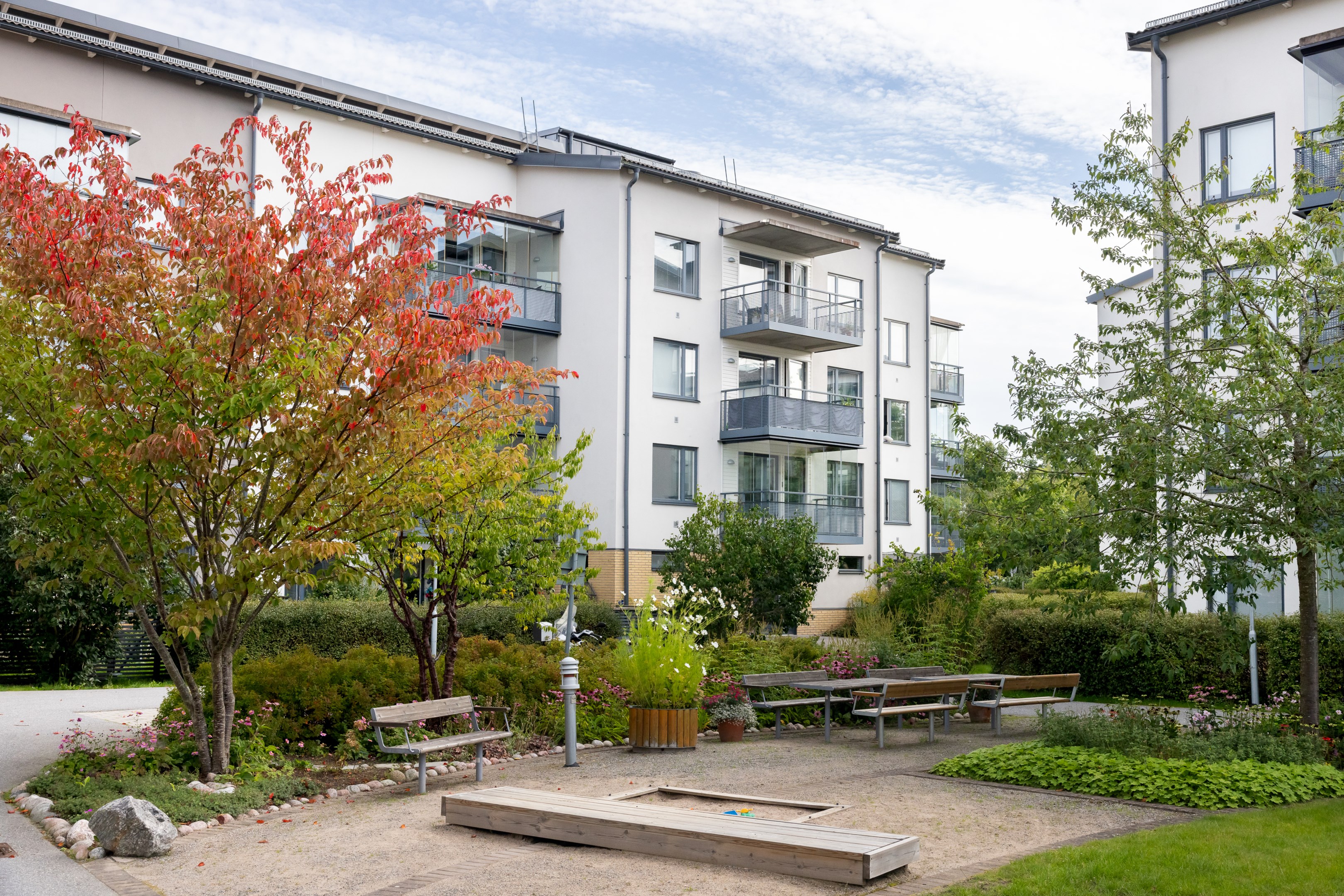 Föreningens gård med lekplats, sittgrupper och grönska