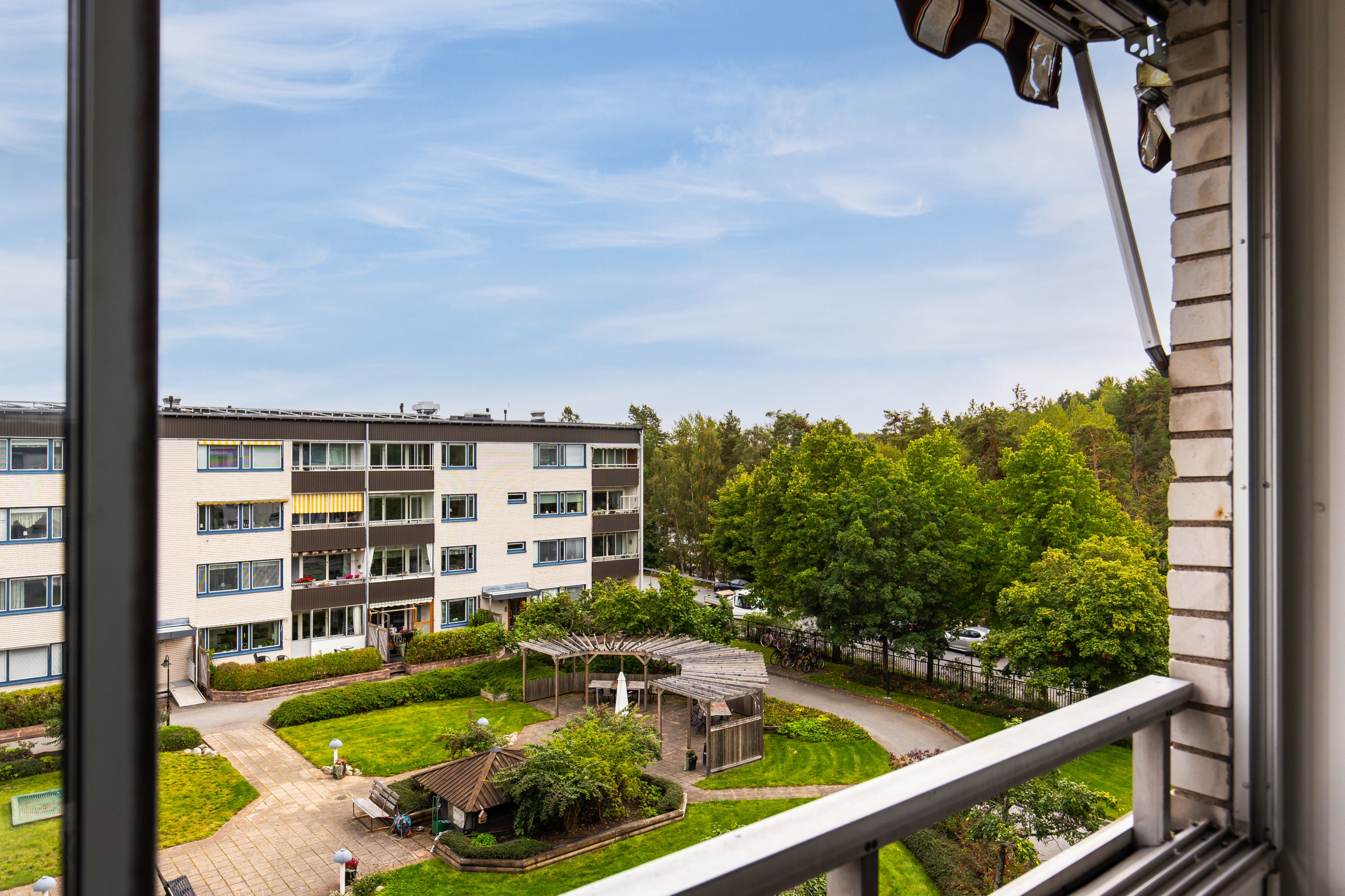 Bostadsbild från Svartkärrsvägen 30, 3/3tr, Såld i Igelbodaplatån - Saltsjöbaden, Nacka