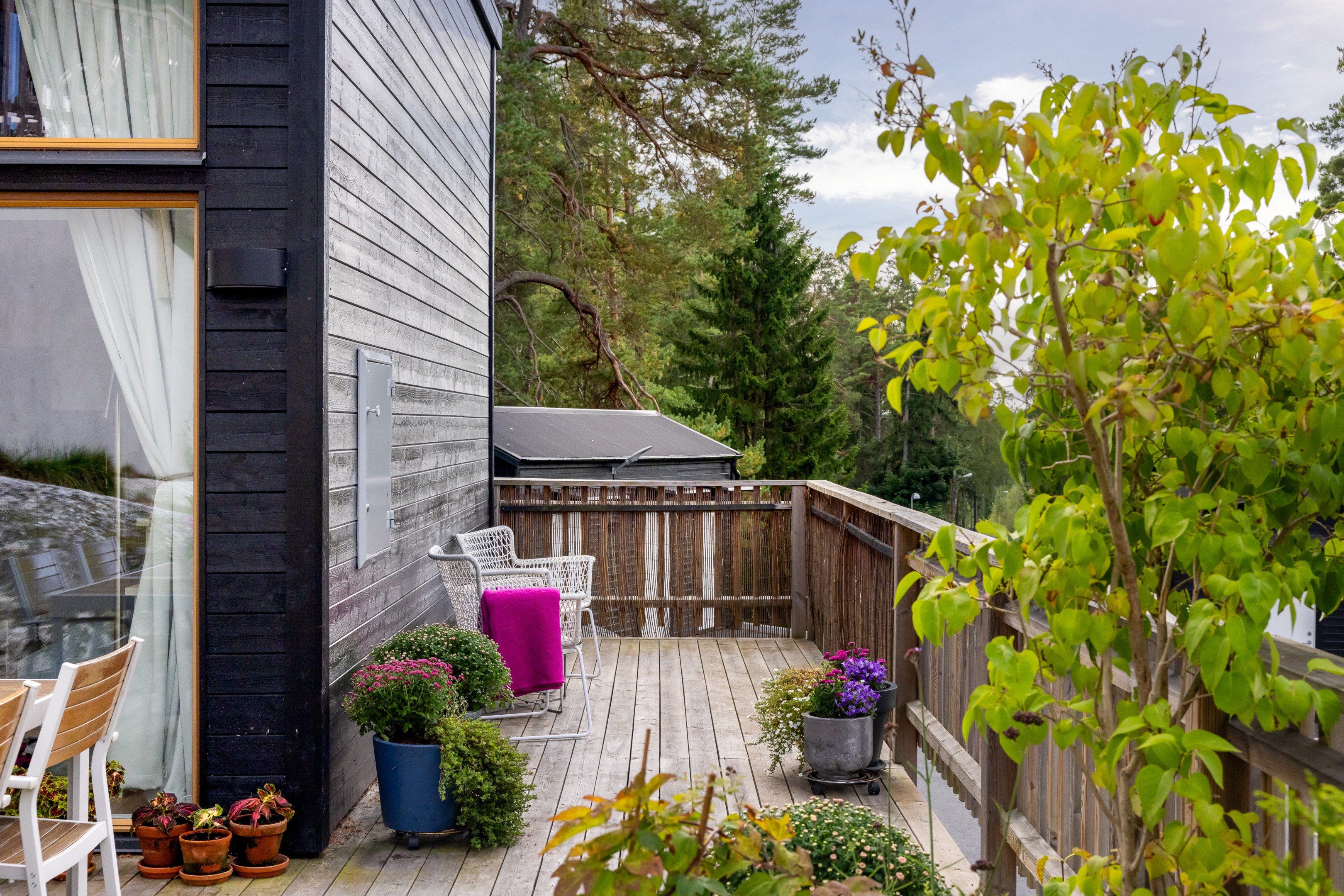 Altanen vänder upp mot söder och väster vilket gör detta till en solig oas