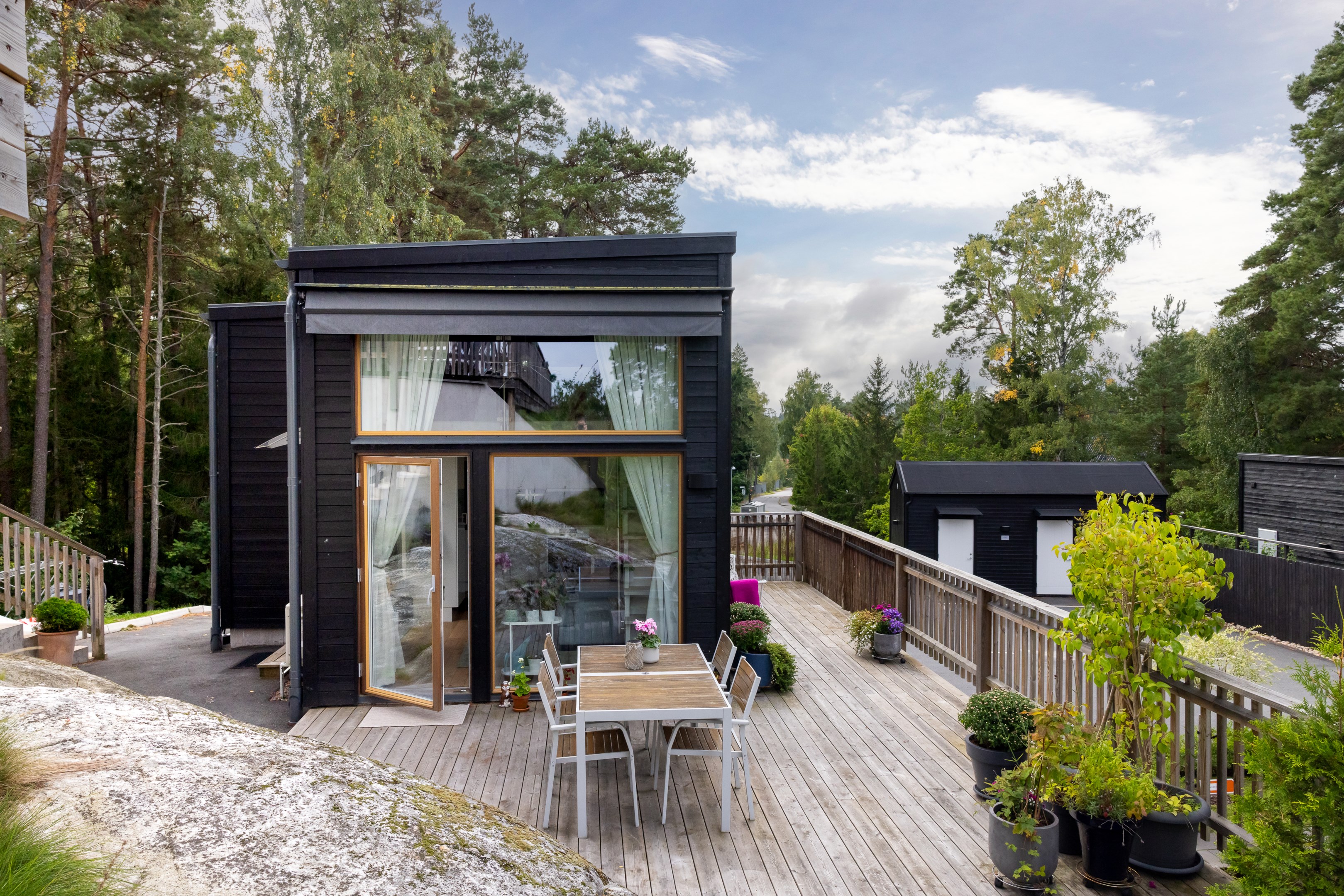 Attefallshus med närhet till bad och kommunikationer