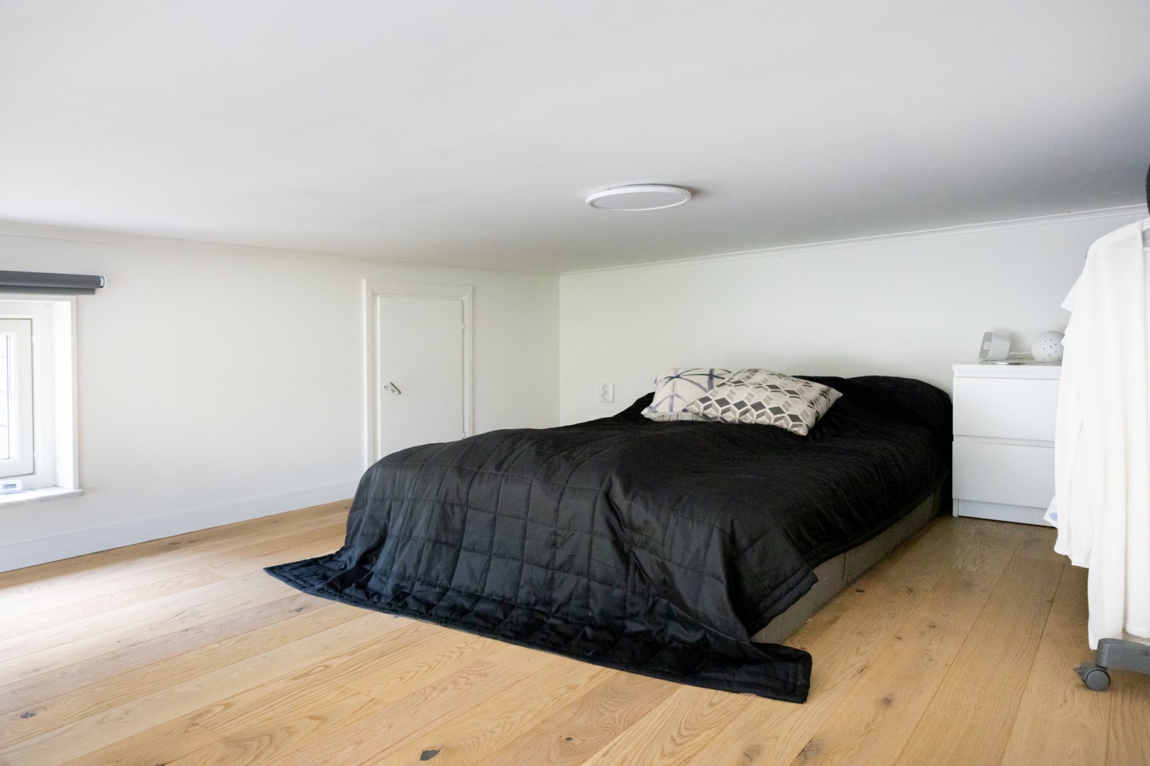 Sovloft om ca 14 kvm med vädringsfönster & anslutande förråd