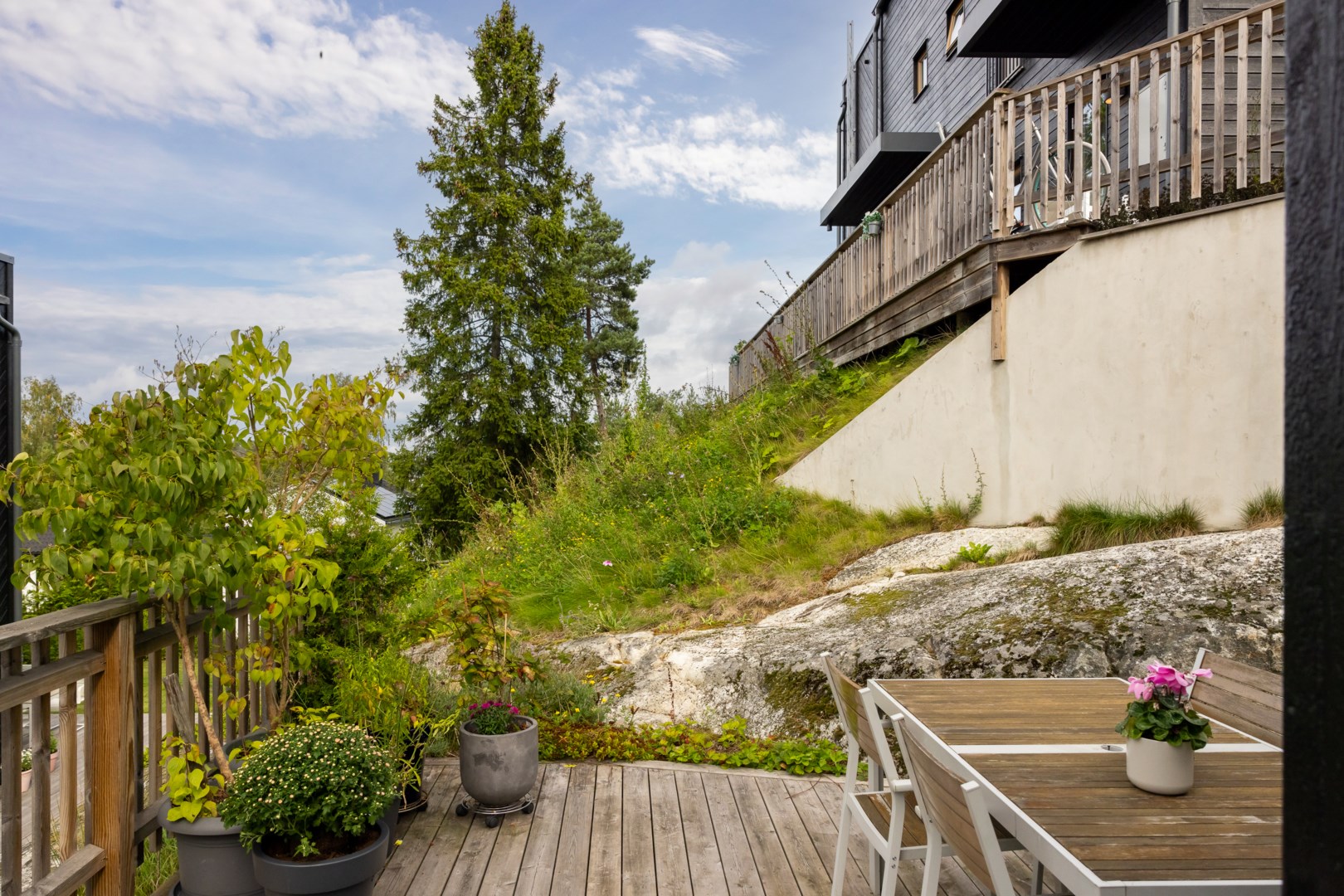 Uteplatsen ramas in av gröna ytor i norr och öster