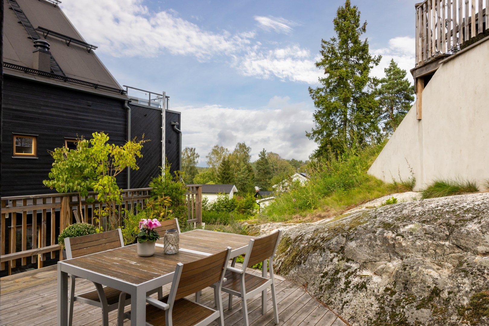 Uteplats där markisen skapar skugga vid behov