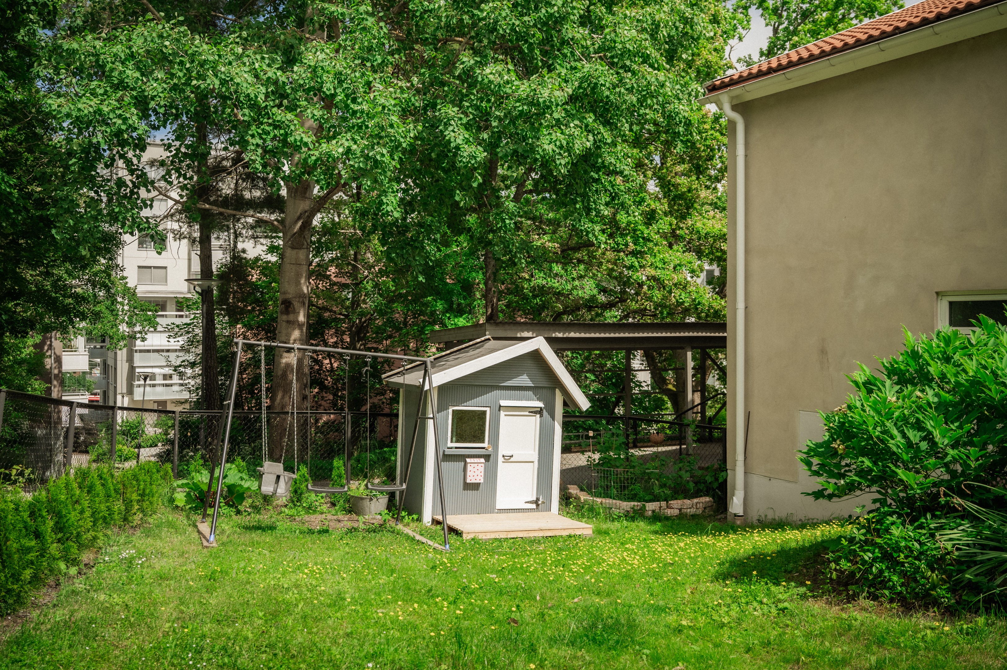 Barnens egna hörna i trädgården